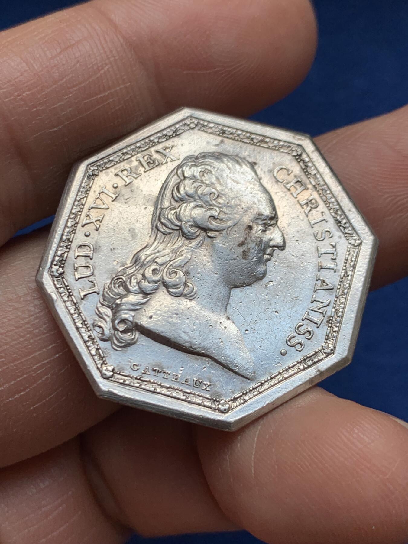 《竞宝斋》第469场 周日，周一 2场连拍 （全场包邮）欢迎送拍 法国17XX年路易十六皇家宝藏八角银质代币，背面花纹组成皇家纹章，31.6mm，12.4克，原铸无边铭。