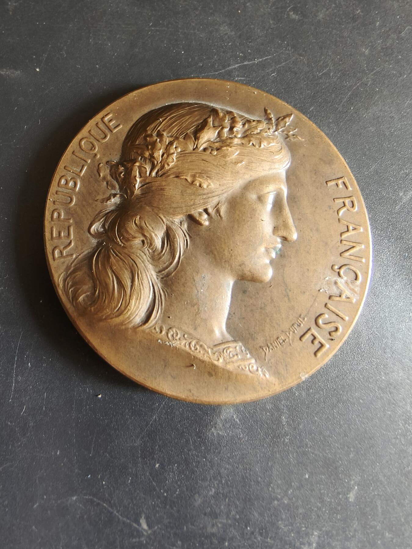 老王徽章第186期 1920年法国公共教育与国家气象局大铜章      大师杜布瓦作品    直径56mm    重量93.8g