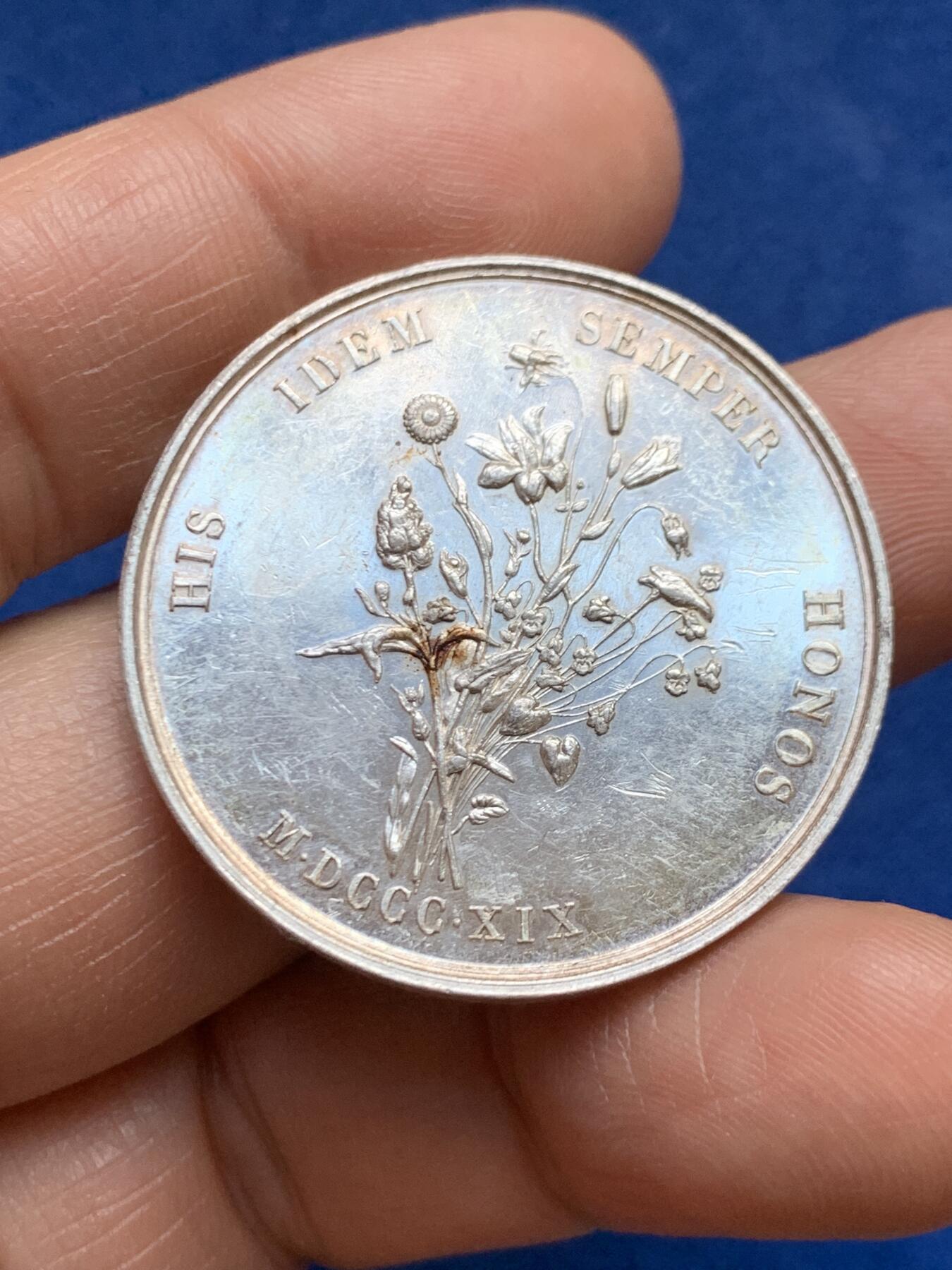 《竞宝斋》第469场 周日，周一 2场连拍 （全场包邮）欢迎送拍 法国图卢兹花卉节银质代币，17.63g，35.5mm，蜜蜂边铭