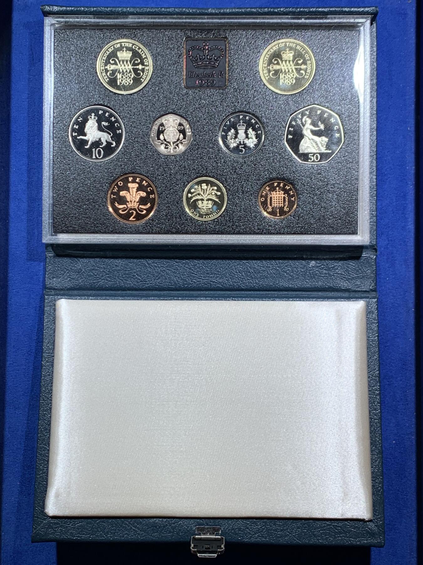 《竞宝斋》第469场 周日，周一 2场连拍 （全场包邮）欢迎送拍 英国1989年精制套币，带2枚2英镑权利法案300周年精制纪念币，9枚币，品相精美，高档盒装