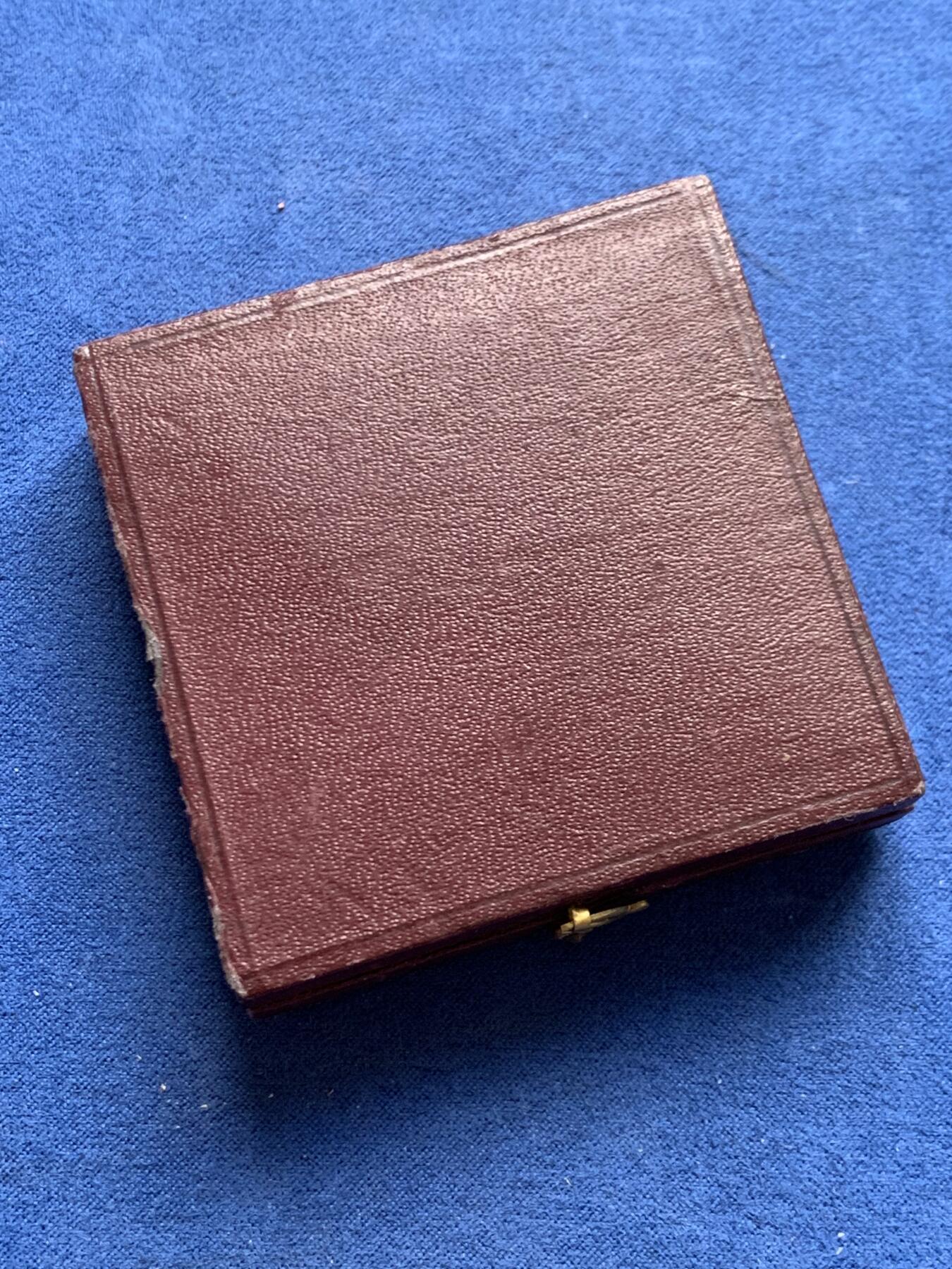 《竞宝斋》第469场 周日，周一 2场连拍 （全场包邮）欢迎送拍 法国畜牧业镀银铜章 51.75克 49.2mm 三角铜标边铭 带盒