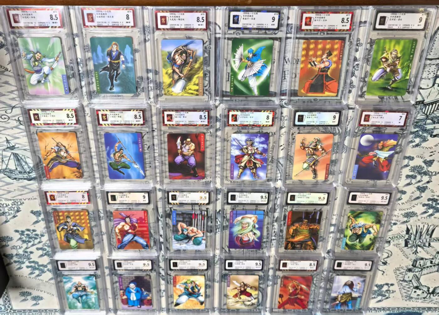 卡牌限时031期专场（21号晚21点截拍） 保粹评级1999统一小浣熊套卡，含6大恶人，水浒英雄传，北细无八字版本（99裸卡价格已上千，评级费2000），高分较多。行价5000以上。品相绝佳，98-99品送评，水浒卡角有轻微磨白，9分以上卡75张，9.5分32张。十分难得了。20多年前的卡，保存至今，高分实属难得，即便现在很多卡拆开全新品相送评也只能评级到9分。