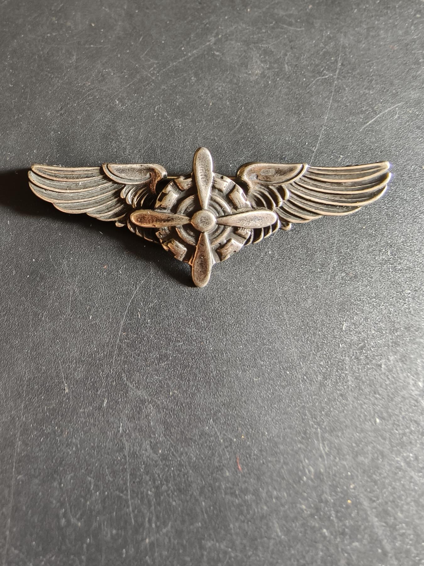 老王徽章第186期 美国二战陆军航空兵飞行机械师技能章    2英寸   925银    8g    Amico厂标