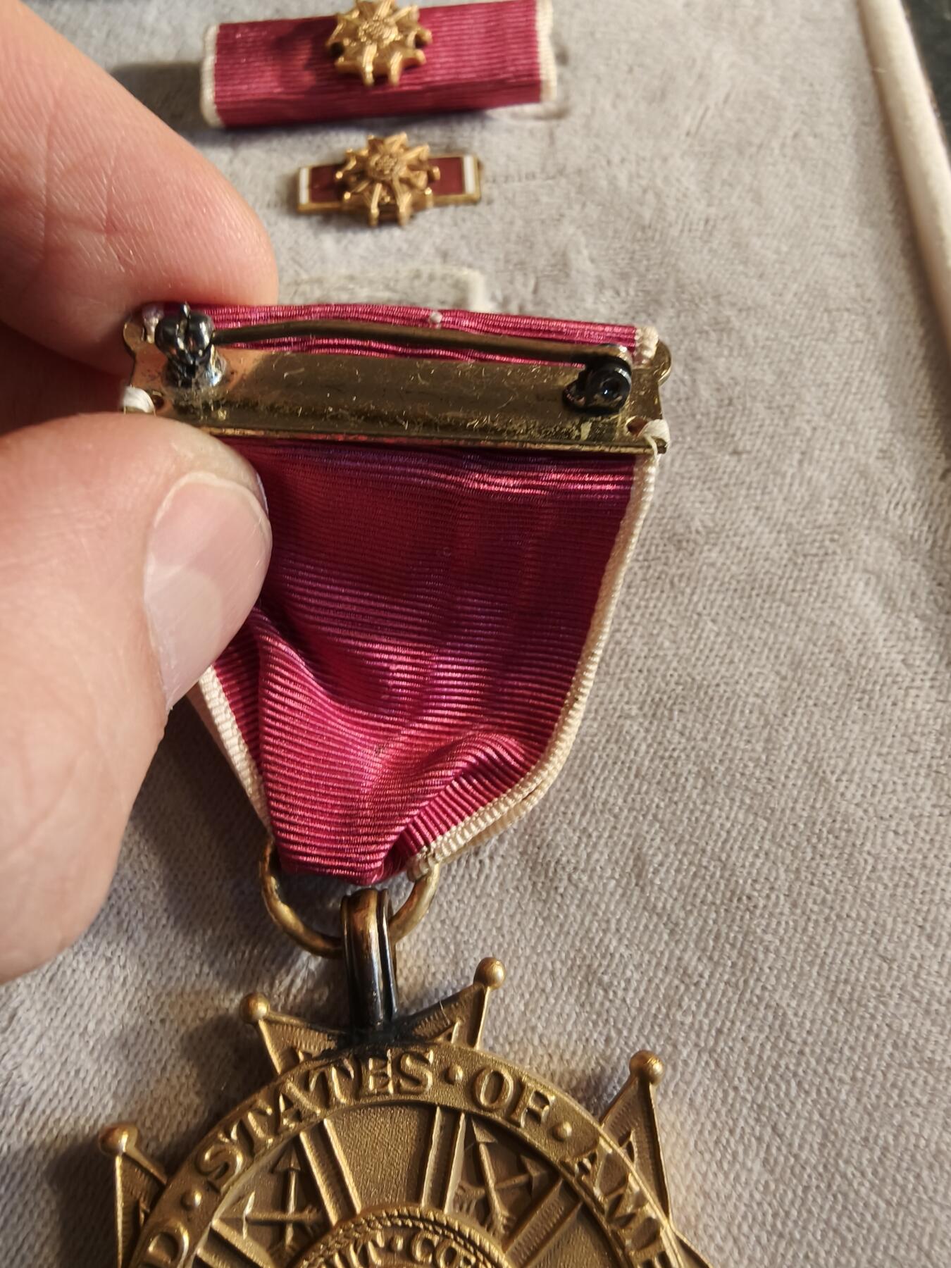 老王徽章第186期 美国军官级功绩军团勋章    原盒带略和珐琅略    早期上挂