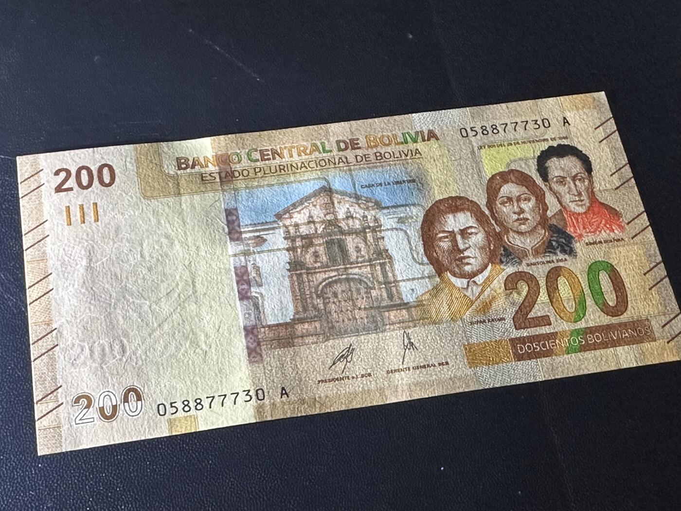 《外钞收藏家》第六百一十六期（精品场）（长期征集拍品、欢迎藏友们联系合作） 玻利维亚100 A冠 无4 全新UNC有个轻微压痕 尾730