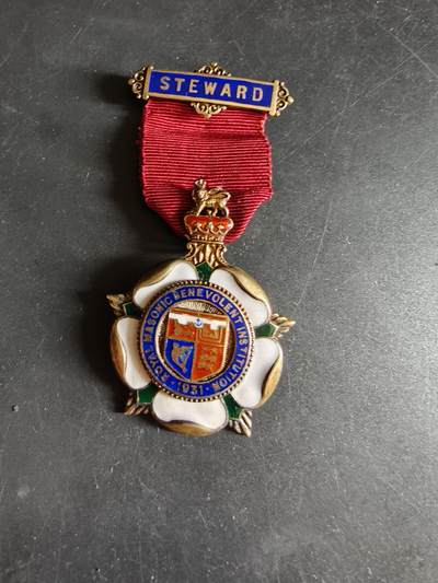 老王徽章第186期 - 英国皇家共济会慈善协会导师奖章    925银镀金珐琅    上挂银镀金    26.2g 