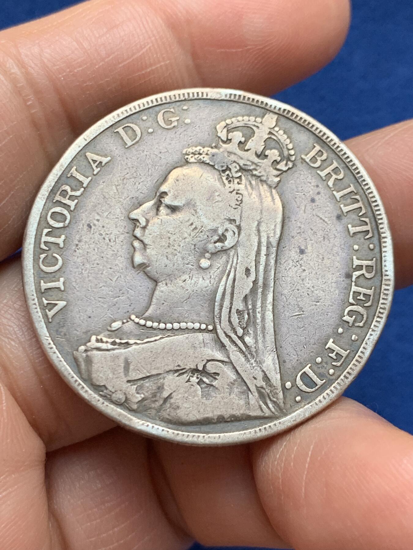 《竞宝斋》第469场 周日，周一 2场连拍 （全场包邮）欢迎送拍 英国 1890年 维多利亚 马剑 1克朗 银币，属于发行量较少年份的高冠马剑