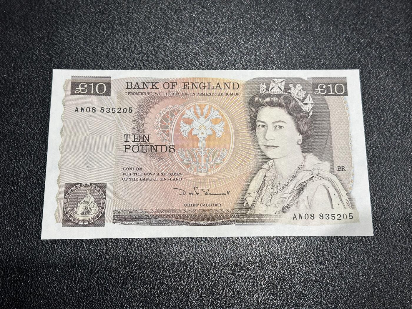 《外钞收藏家》第六百一十六期（精品场）（长期征集拍品、欢迎藏友们联系合作） 英国D序列10镑 全新UNC 无47靓号