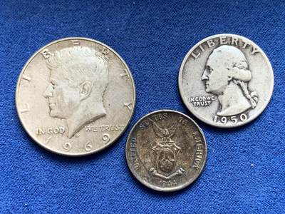 《竞宝斋》第469场 周日，周一 2场连拍 （全场包邮）欢迎送拍 - 三枚一组 银币：美国1969年肯尼迪银币，美国1950年华盛顿白头鹰25美分银币，菲律宾1944年打铁女神20分银币，老包浆，共21.6克。