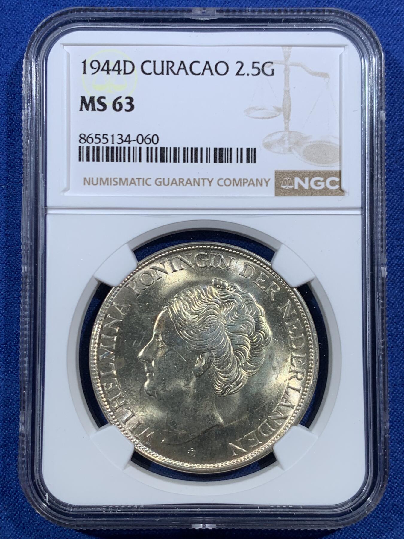 《竞宝斋》第469场 周日，周一 2场连拍 （全场包邮）欢迎送拍 NGC MS63 荷属库拉索1944年威廉明娜2.5盾银币 BU曝光状态 整体带有均匀清新淡黄色包浆 观感很好的一枚