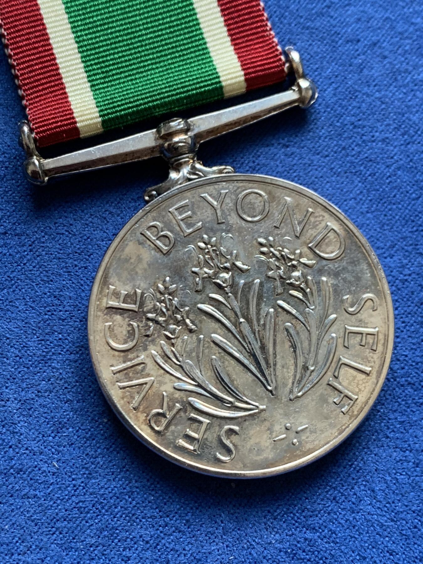 《竞宝斋》第469场 周日，周一 2场连拍 （全场包邮）欢迎送拍 英国女性志愿服务奖章，设立于1961年，颁发给有15年以上志愿服务时长的女性，总重约37.6克，带原盒，盒子内衬有轻微黄斑