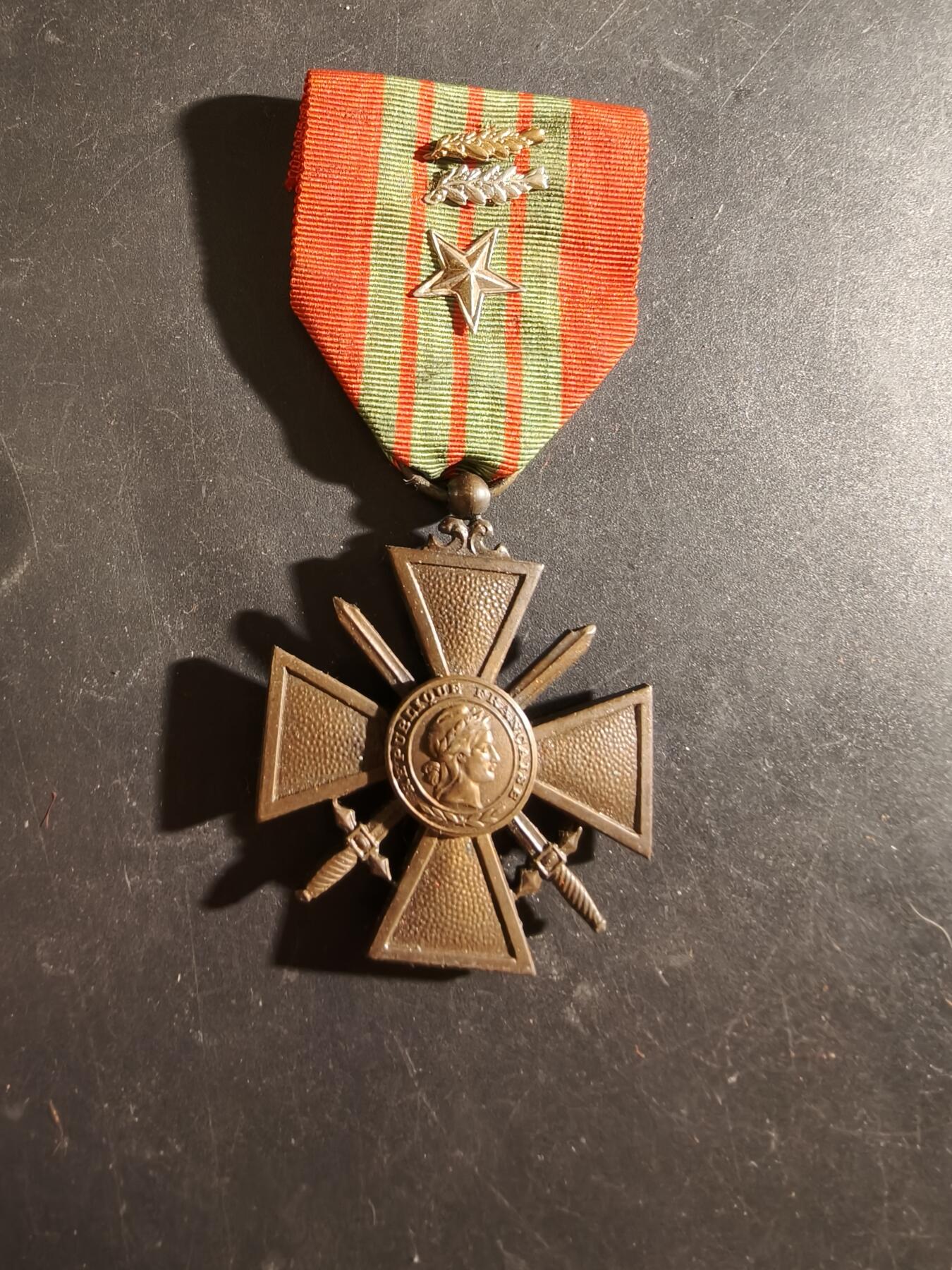 老王徽章第186期 法国1939版战争十字奖章    二颗铜棕榈、一颗铜星勋饰