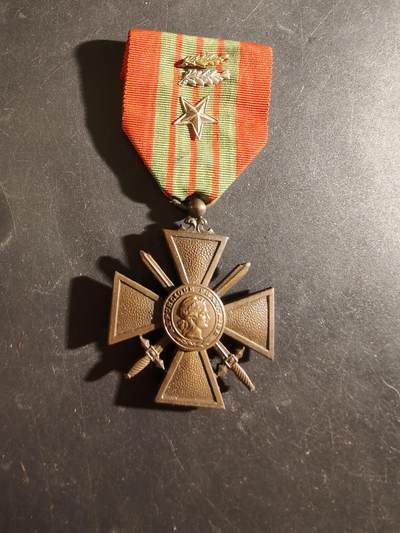 老王徽章第186期 - 法国1939版战争十字奖章    二颗铜棕榈、一颗铜星勋饰