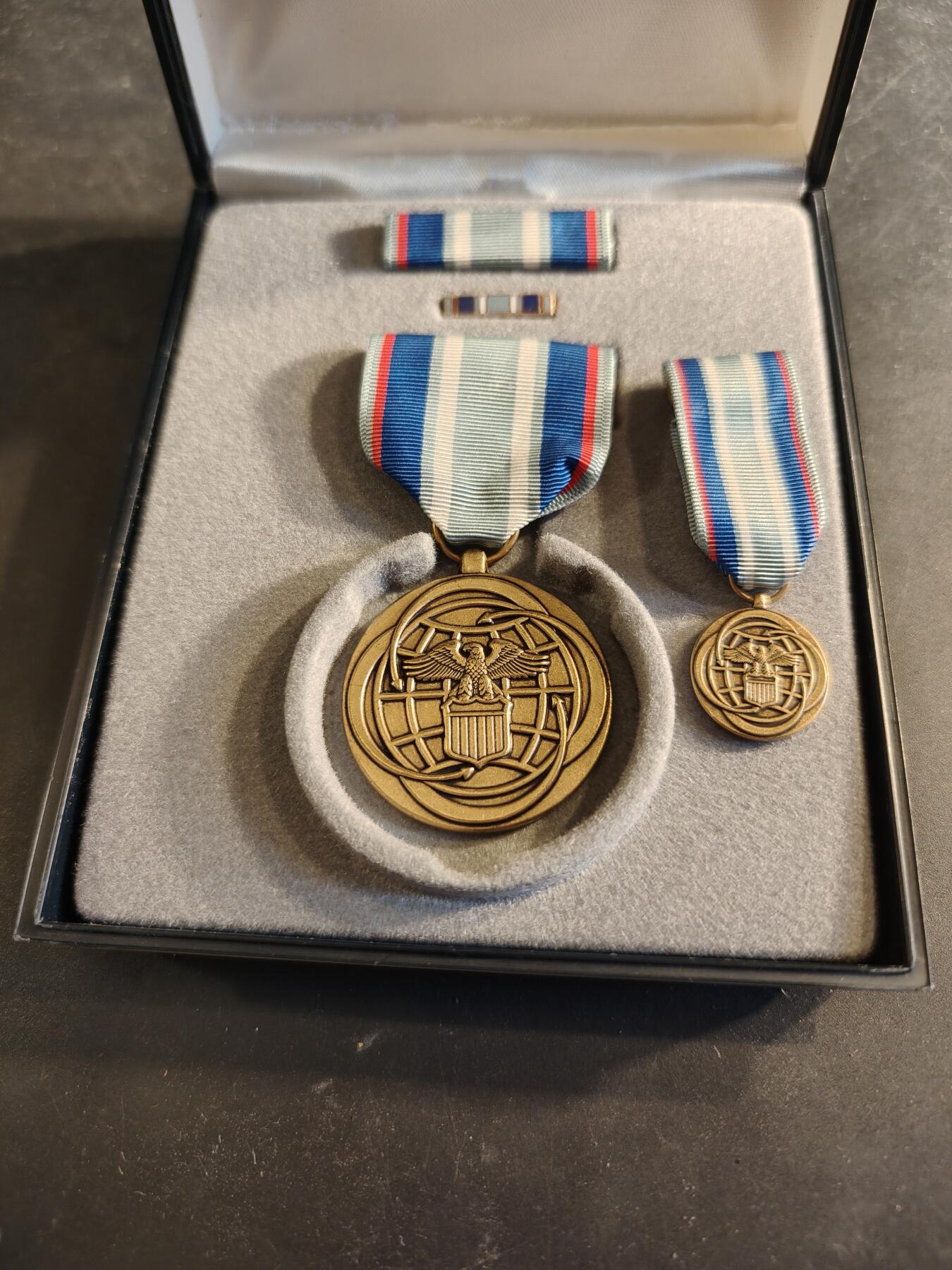 老王徽章第186期 美国空军空战奖章 原盒带略、珐琅略和迷你章 少见全套