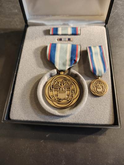 老王徽章第186期 - 美国空军空战奖章 原盒带略、珐琅略和迷你章 少见全套