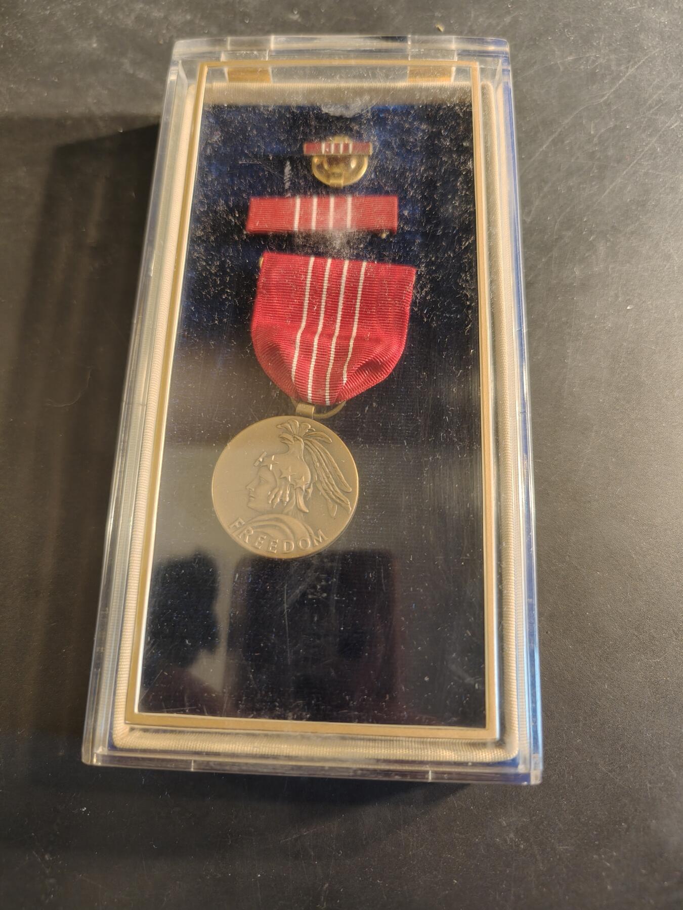 老王徽章第186期 美国自由奖章    原盒带略和珐琅略    50年代版本    1945年杜鲁门总统设立，最初旨在表彰在第二次世界大战期间及之后，对美国及其盟国的战争努力做出贡献的平民。1963年，肯尼迪总统将其重新设立并扩大了授奖范围
