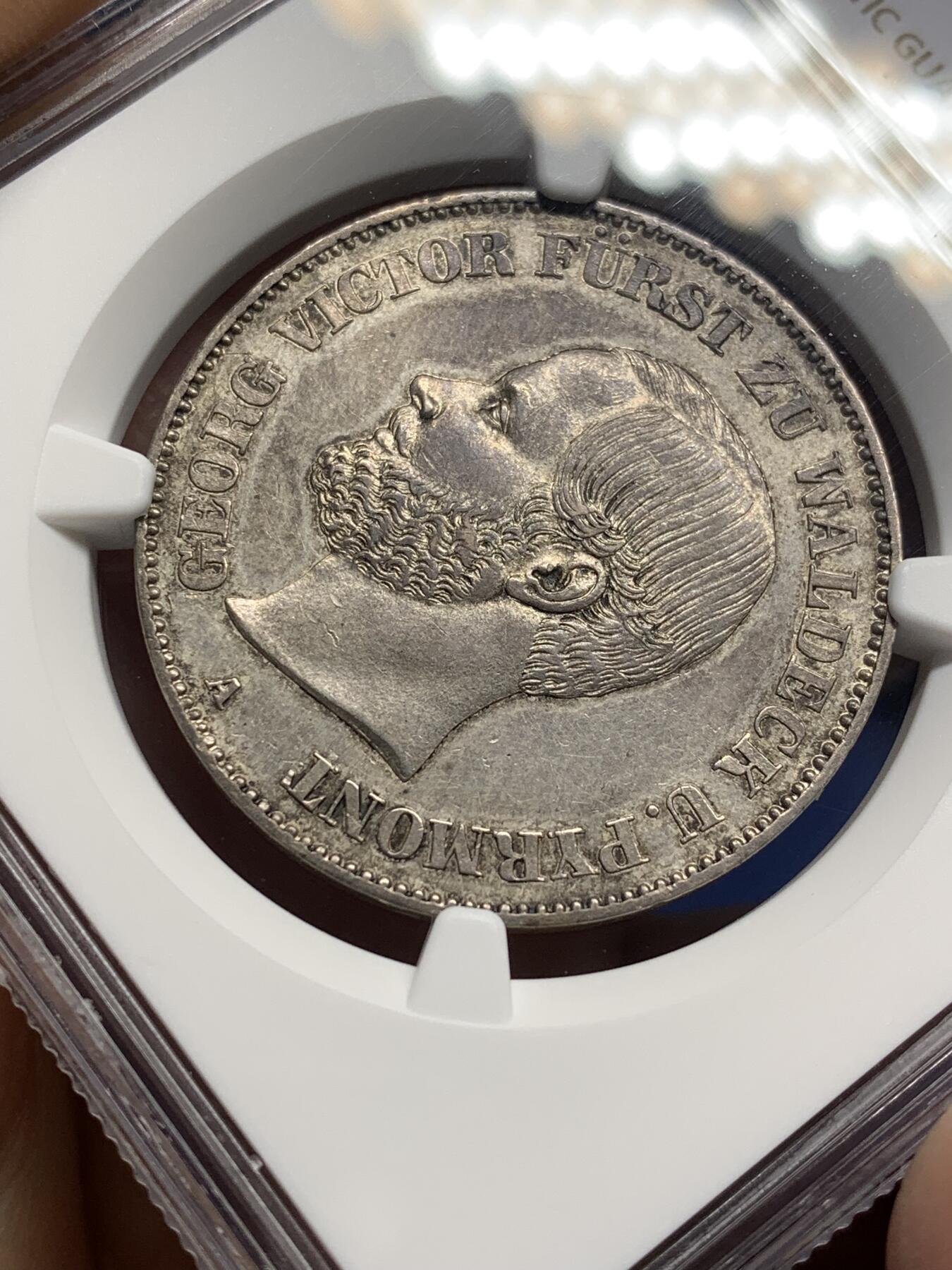 《竞宝斋》第469场 周日，周一 2场连拍 （全场包邮）欢迎送拍 NGC AUD 德国 德意志 1泰勒 瓦尔德克 Thun.410 KM#0135 (1859-1867) 格奥尔格·维克多 1867年  双年发行，高难小邦，1867年仅发行19000枚，纸袋包浆。