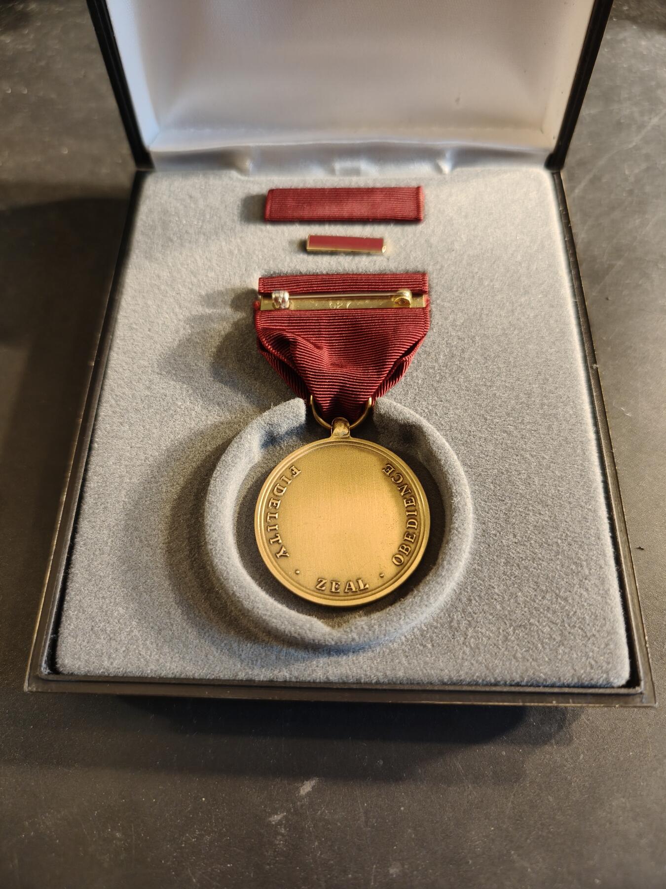 老王徽章第186期 美国海军品德优良奖章 原盒带略和珐琅略 少见全套