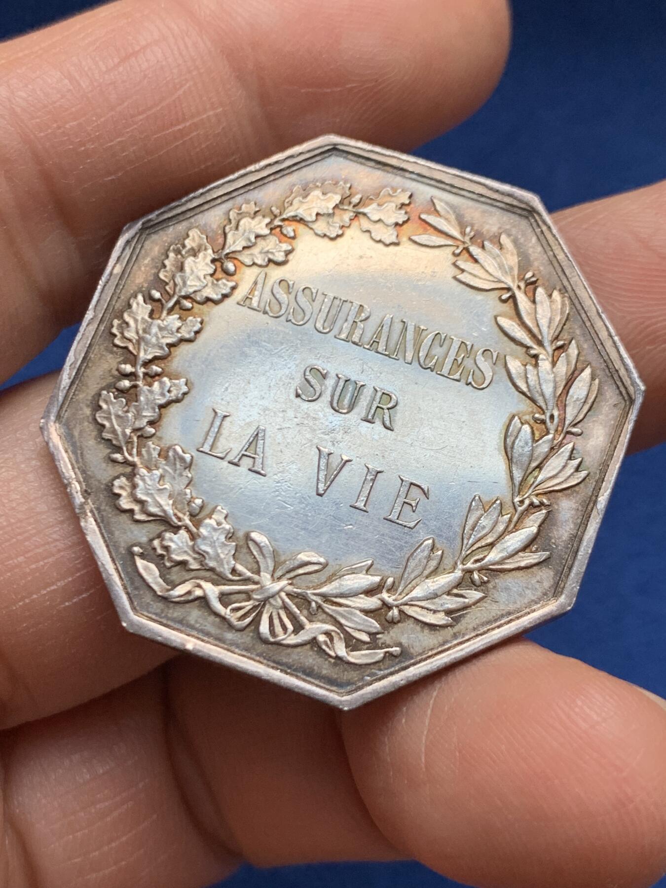 《竞宝斋》第469场 周日，周一 2场连拍 （全场包邮）欢迎送拍 法国人寿保险公司八角银质代币 女神坐像 19.85克 36.2mm 丰饶角银标