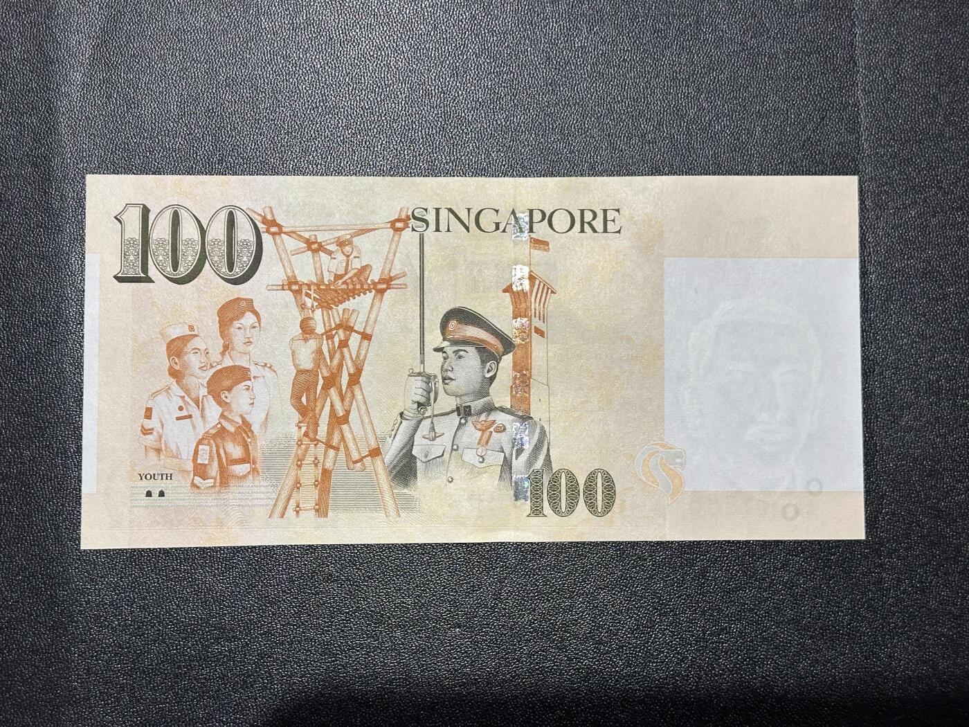 《外钞收藏家》第六百一十六期（精品场）（长期征集拍品、欢迎藏友们联系合作） 新加坡纸币人像版100元 豹子号888 全新UNC