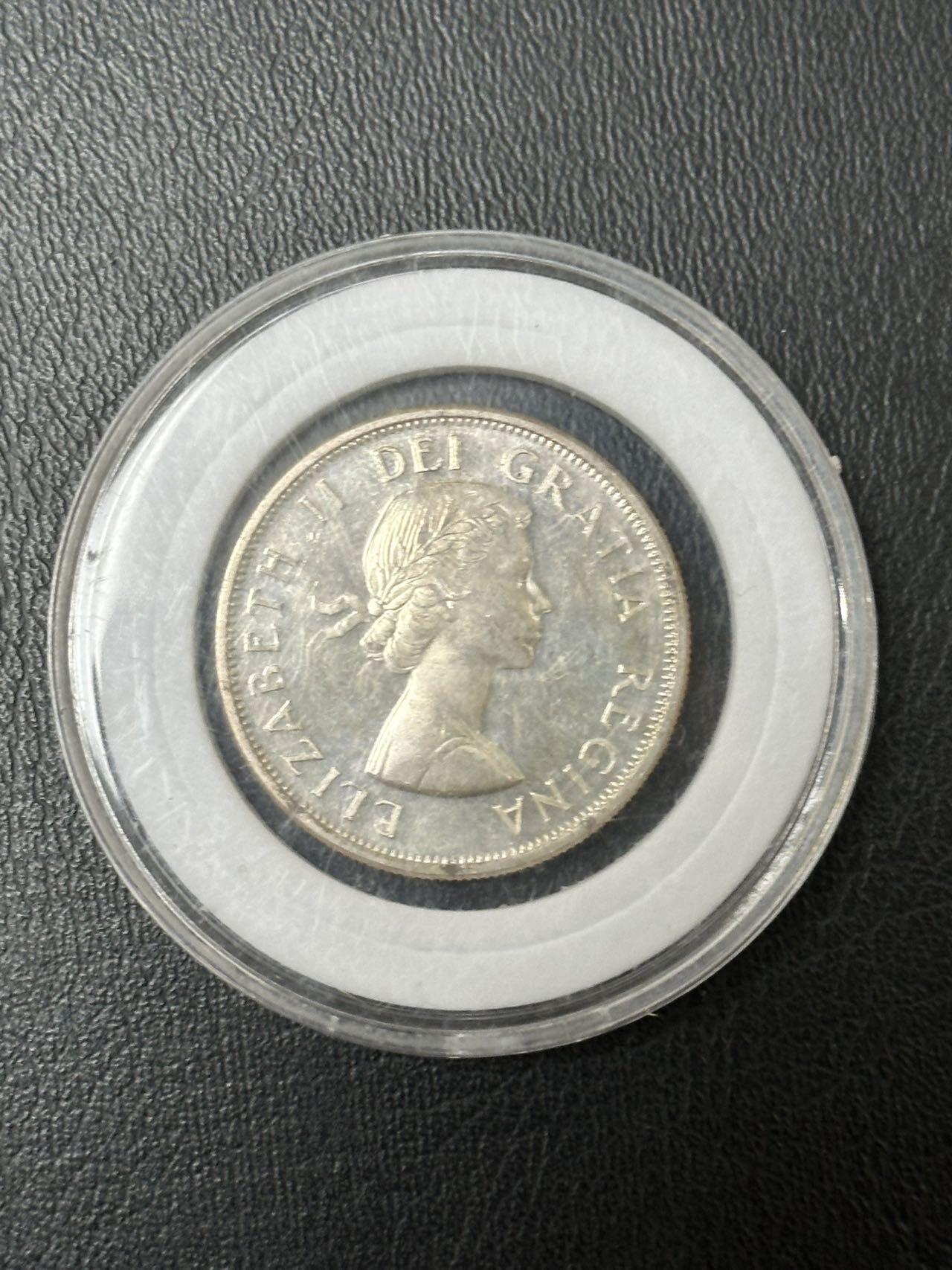 丙午马年三月第二场 精品更新 1964加拿大半元50分银币伊丽莎白二世。书上克重11.66，800银。此枚光感极佳！近期银价震荡，值得投资！藏家出品带小圆盒