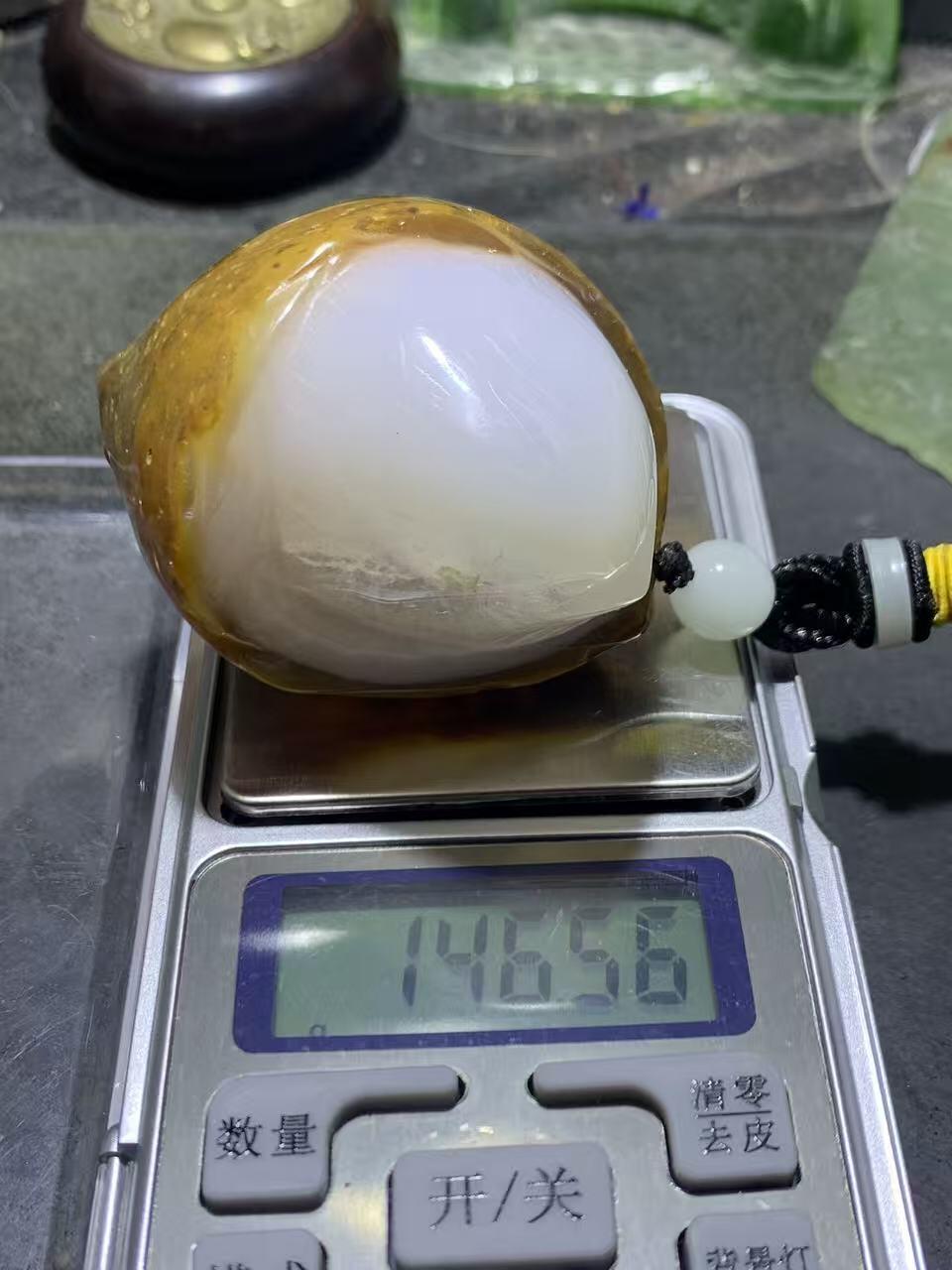 精美天然原皮冰飘马达加斯加玛瑙雕刻小鸡出壳把件一个，