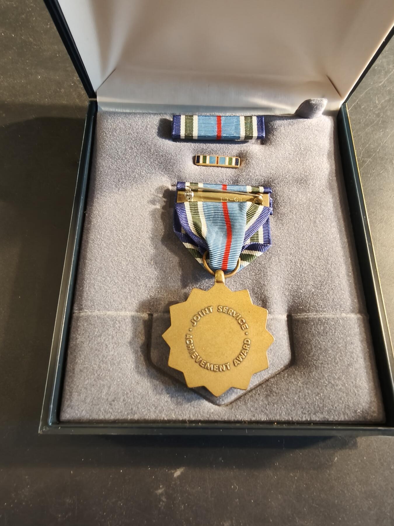 老王徽章第186期 美国三军联勤成就奖章 原盒带略和珐琅略 少见全套