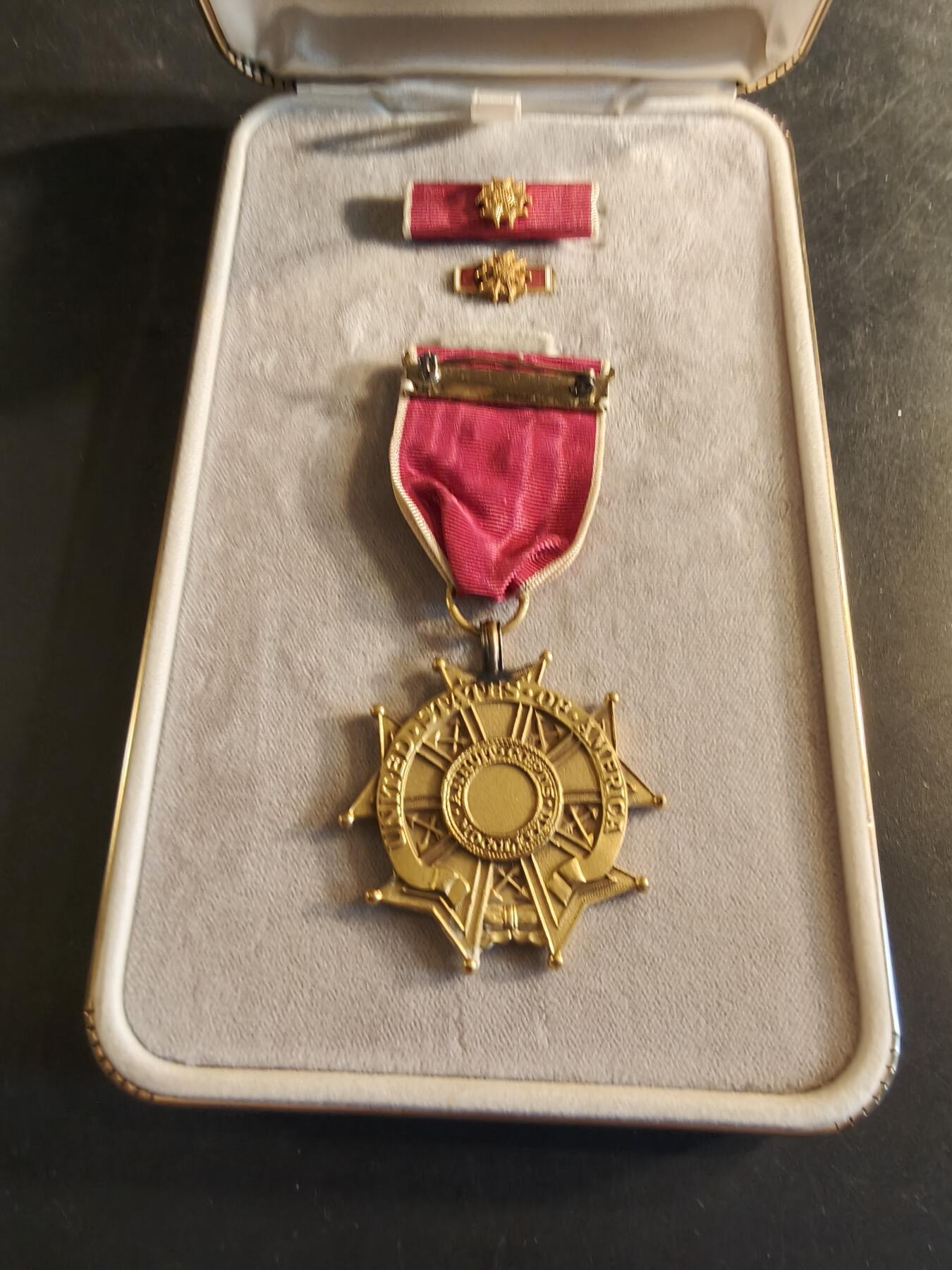老王徽章第186期 美国军官级功绩军团勋章    原盒带略和珐琅略    早期上挂