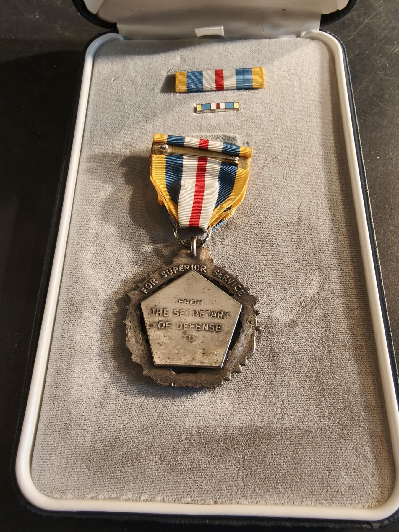 老王徽章第186期 美国国防部优异服务奖章    原盒带略和珐琅略   少见全套