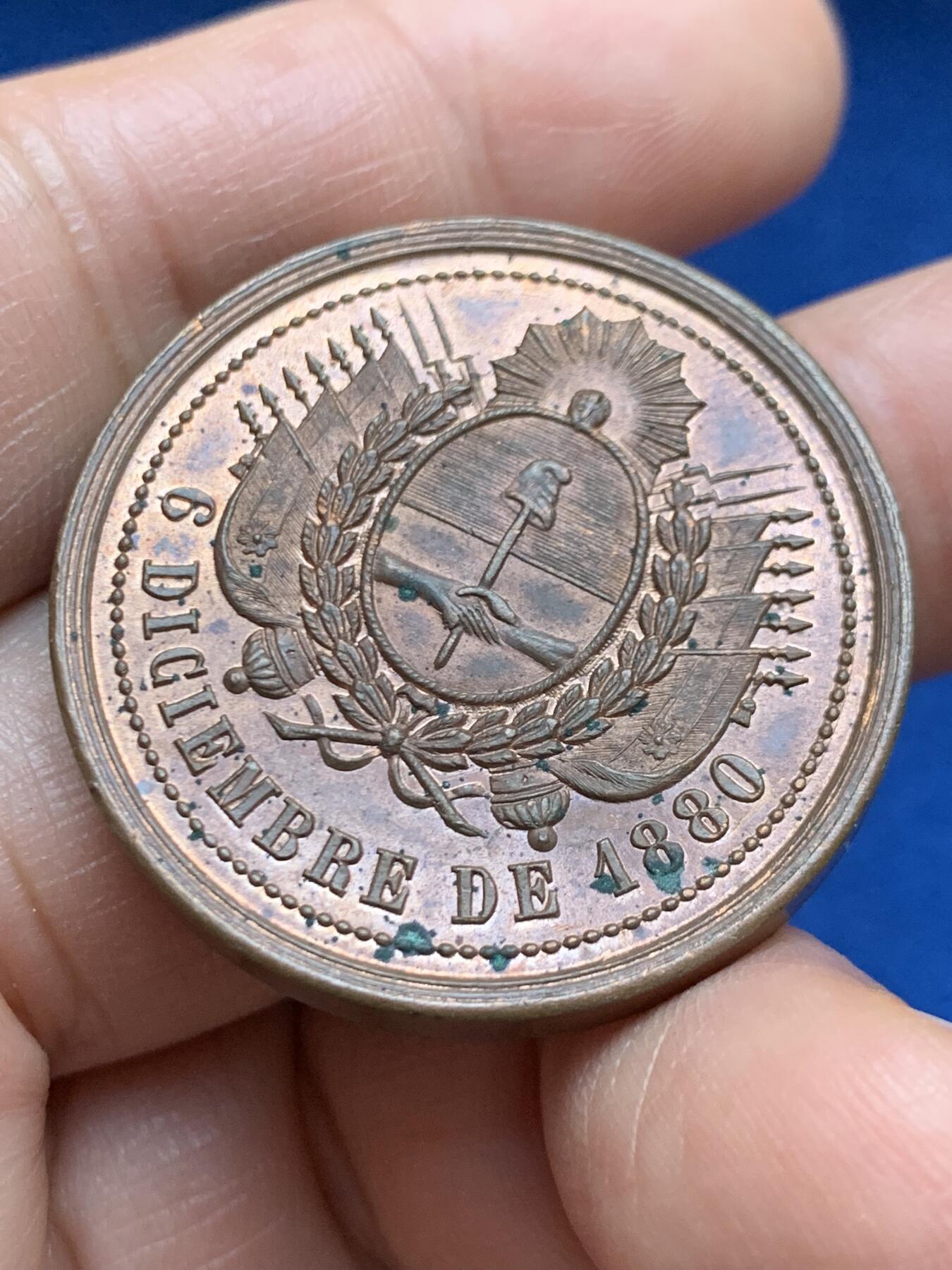 《竞宝斋》第469场 周日，周一 2场连拍 （全场包邮）欢迎送拍 布宜诺斯艾利斯城加入阿根廷联邦直辖纪念铜章  1880年12月6日铸造，少见品种！阿根廷国徽/布宜诺斯艾利斯城徽。重约：25克，34.7*3.2毫米。