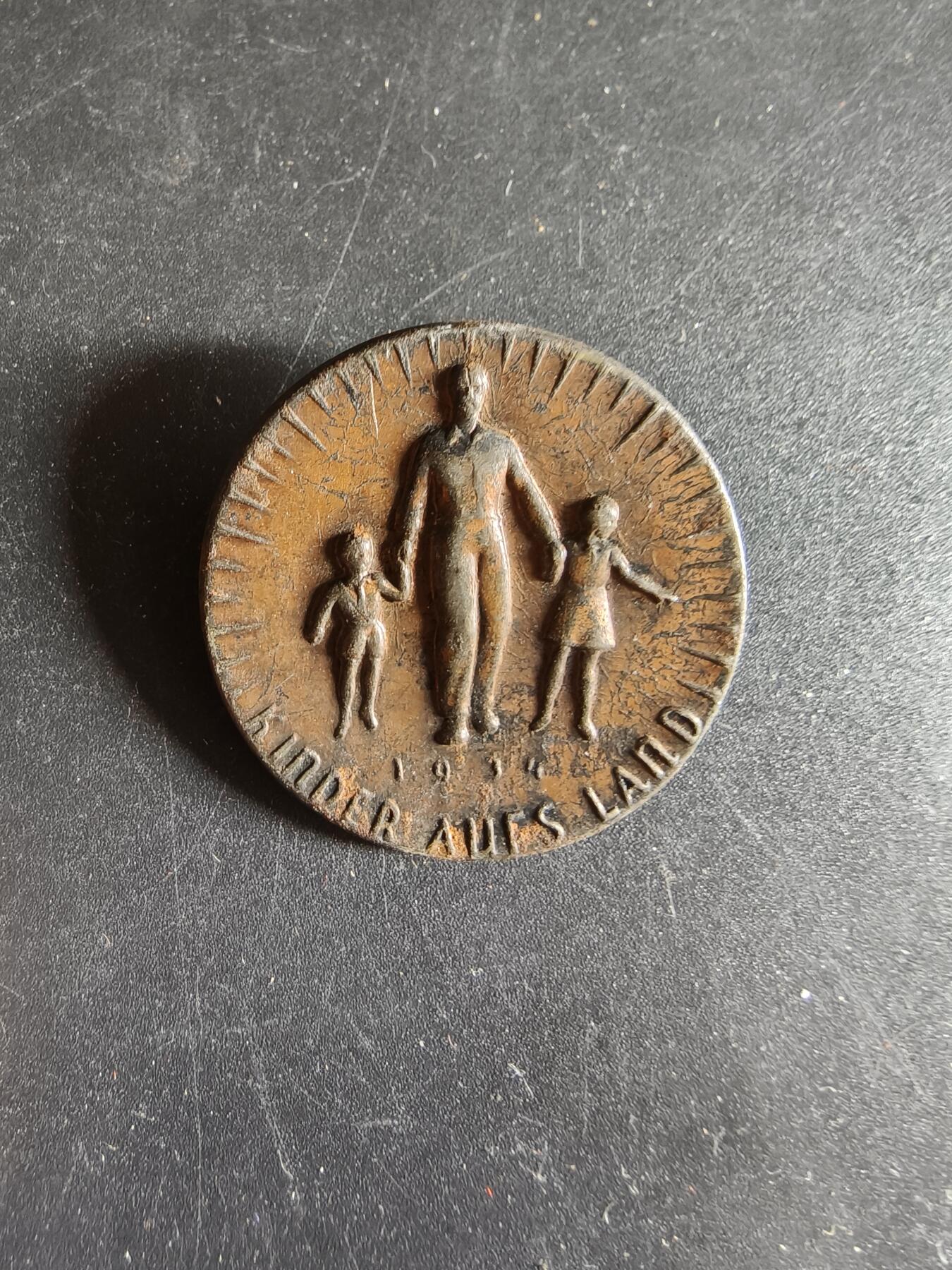 老王徽章第186期 德三1934年带孩子们去农村证章