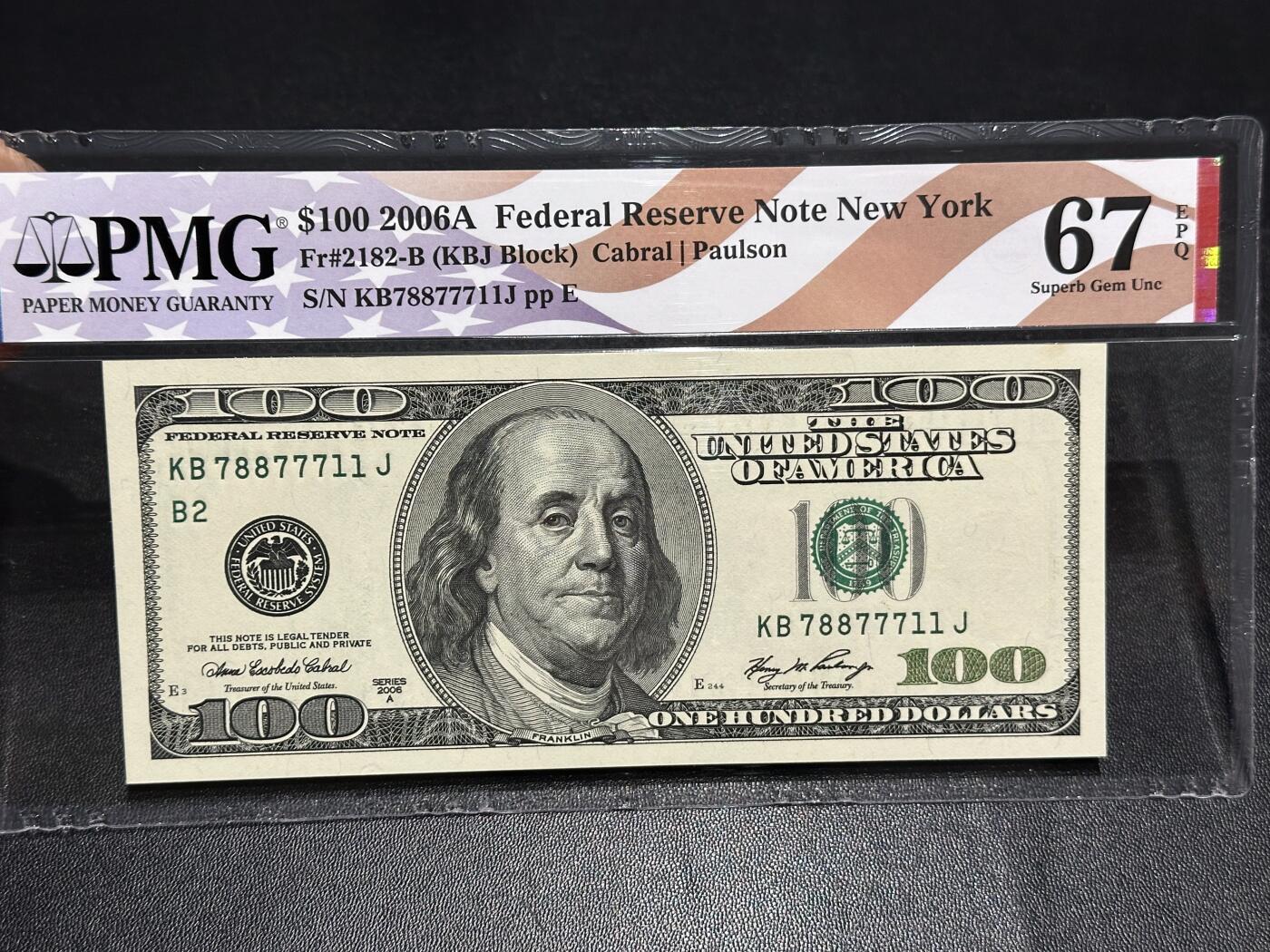 《外钞收藏家》第六百一十六期（精品场）（长期征集拍品、欢迎藏友们联系合作） 2006年美国大头版100美元 PMG67 数三靓号 美国国旗标