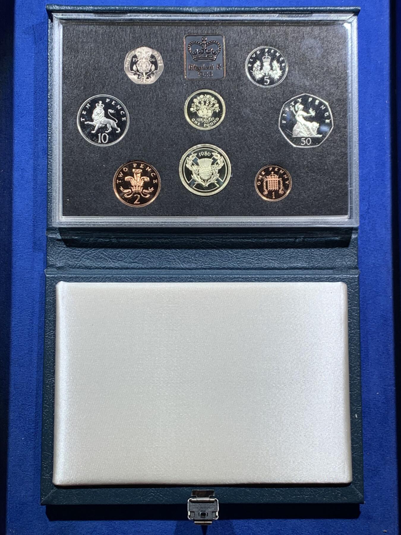 《竞宝斋》第469场 周日，周一 2场连拍 （全场包邮）欢迎送拍 英国1986年精制套币，1枚2英镑爱丁堡运动会精制纪念币，1枚1英镑北爱尔兰亚麻精制纪念币，8枚币，品相精美，高档盒装。