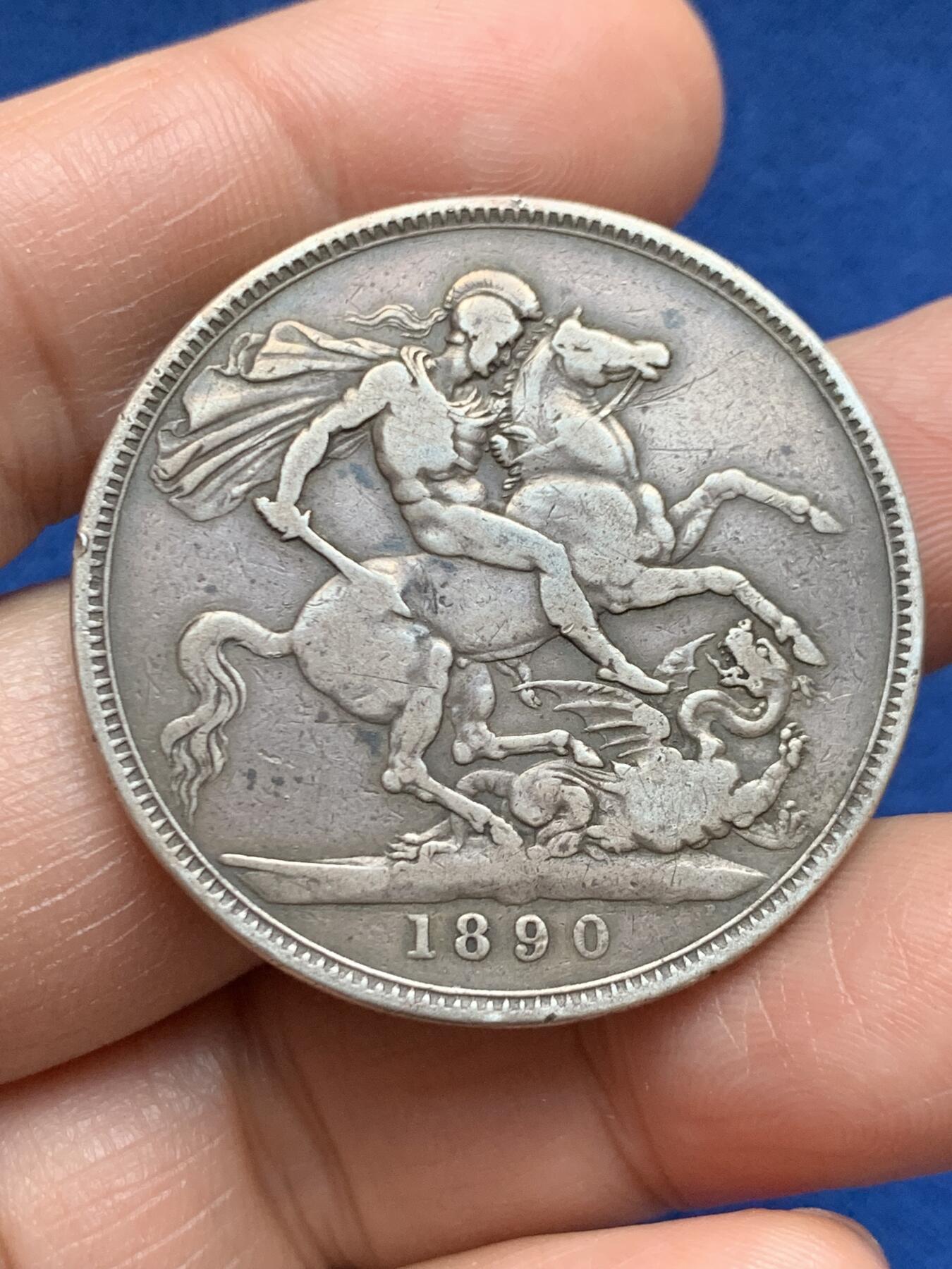 《竞宝斋》第469场 周日，周一 2场连拍 （全场包邮）欢迎送拍 英国 1890年 维多利亚 马剑 1克朗 银币，属于发行量较少年份的高冠马剑