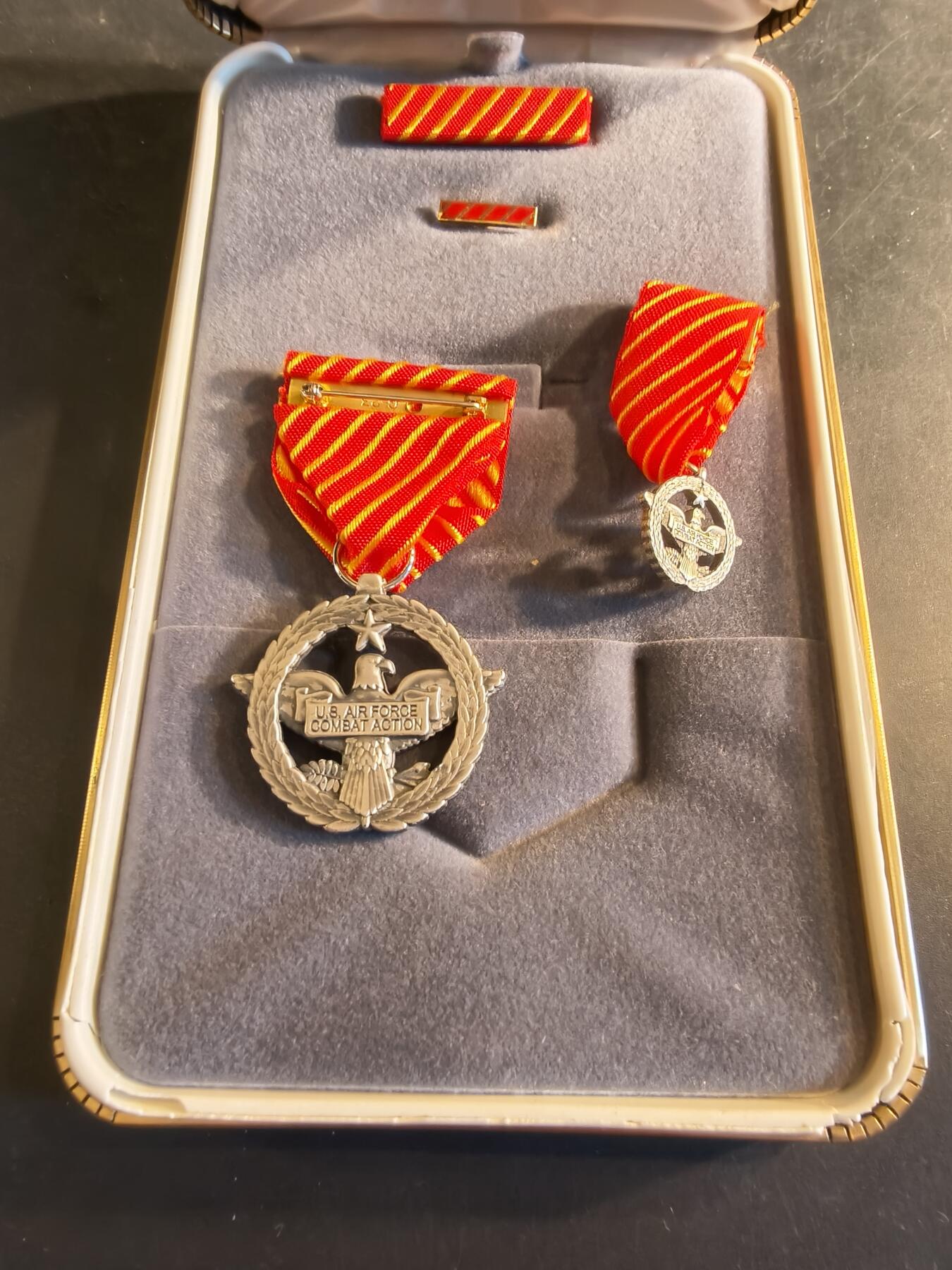 老王徽章第186期 美国空军战斗行动奖章 原盒带略、珐琅略和迷你章 少见全套   