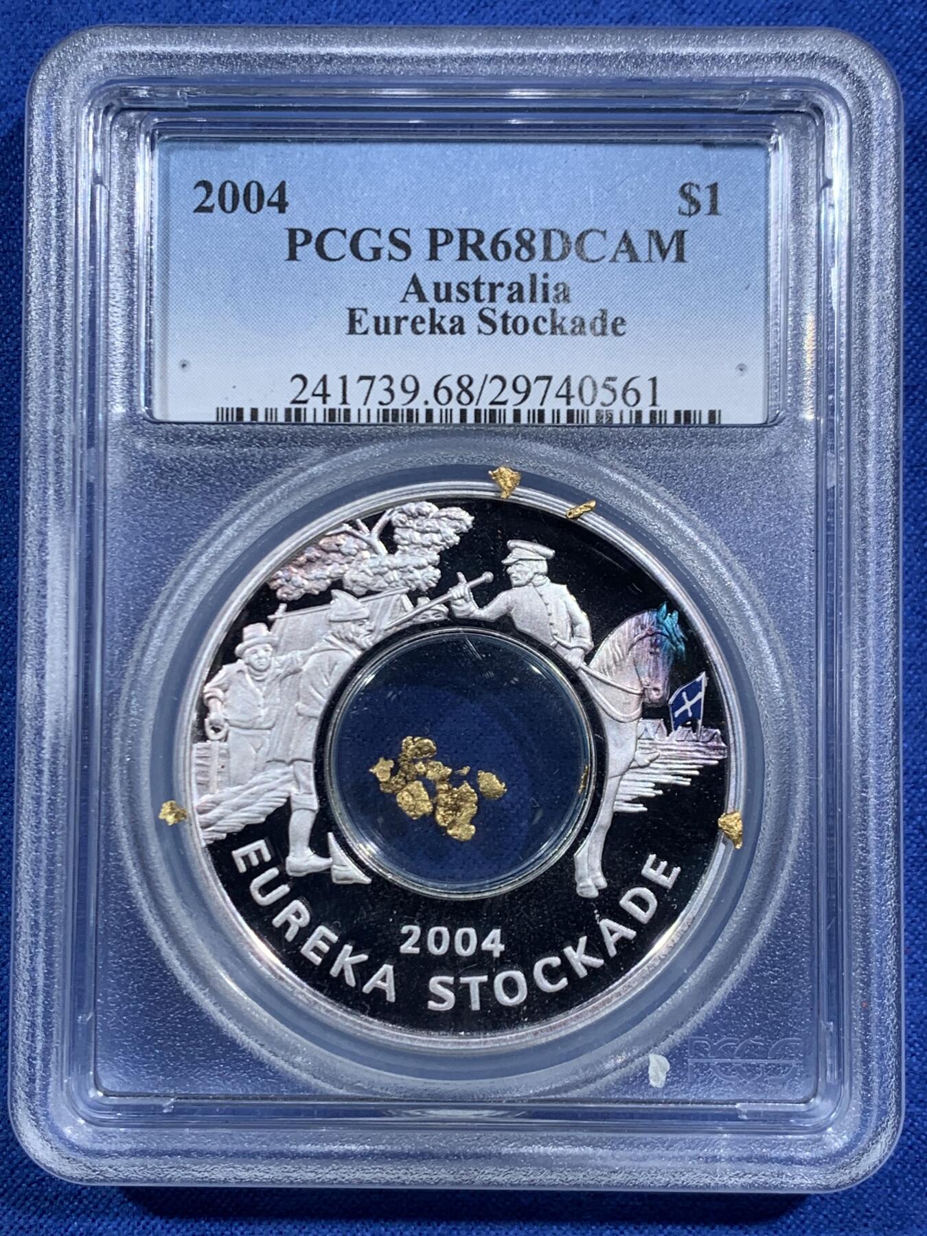 《竞宝斋》第469场 周日，周一 2场连拍 （全场包邮）欢迎送拍 PCGS PR68DCAM 澳大利亚2004年尤里卡堡垒150周年纪念精制银币 带金沙 999银 28.349克 铸造量11138枚 由珀斯造币厂发行 加厚盒 带木盒 细节见图