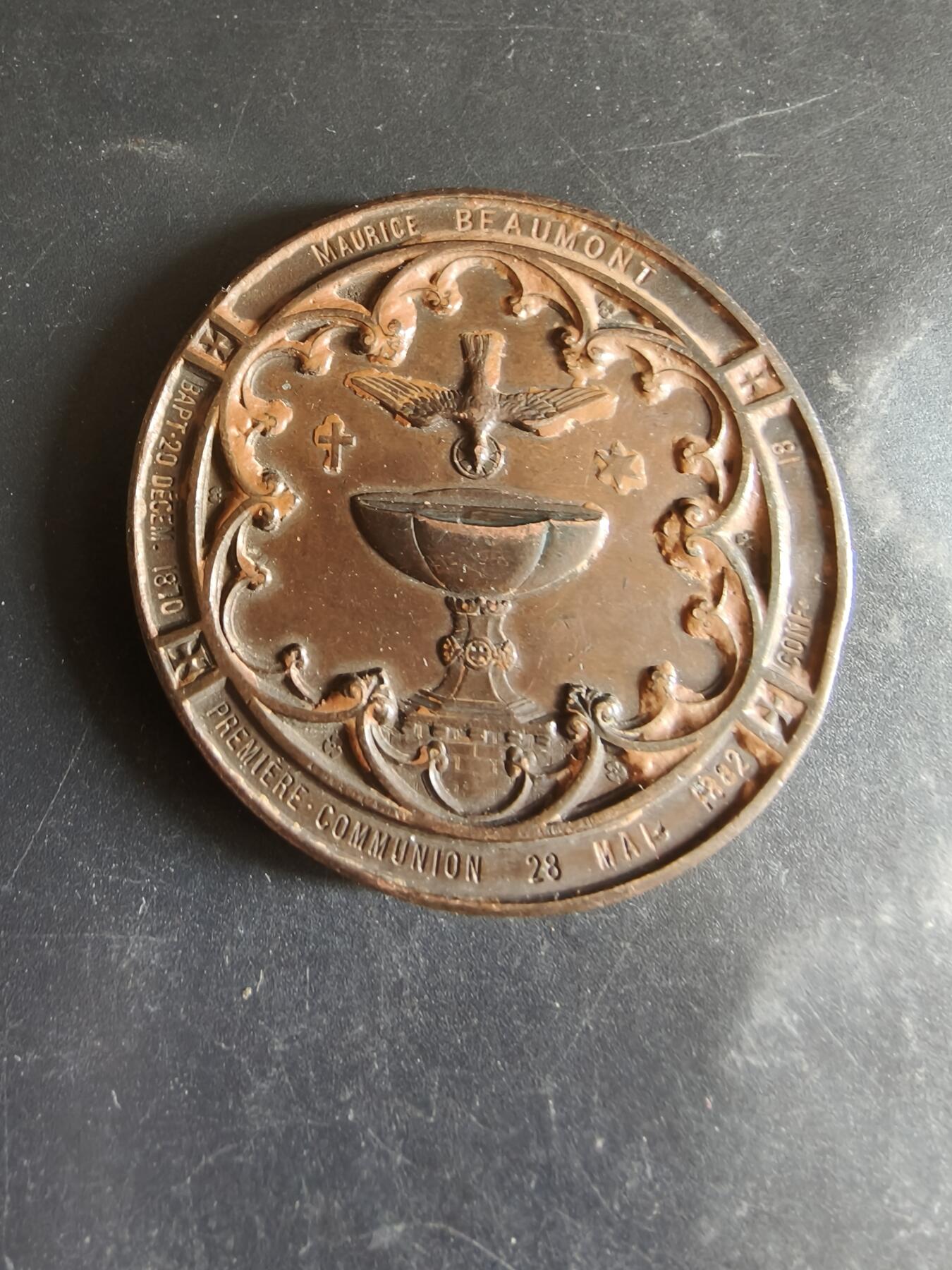 老王徽章第186期 法国天主教会1870年首次圣餐仪式大铜章    高浮雕     直径50mm    重量59.4g