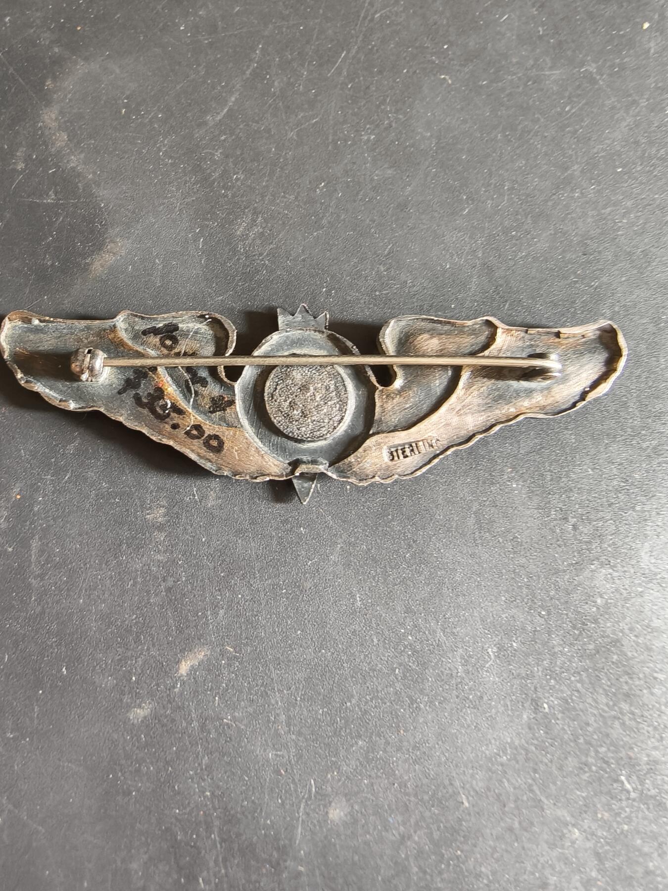 老王徽章第186期 美国二战陆军航空兵轰炸机投弹手技能章     3英寸     925银    22.3g