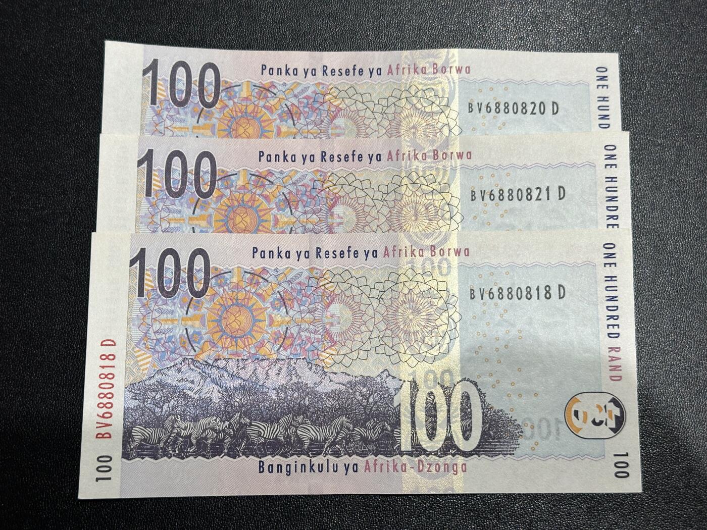 《外钞收藏家》第六百一十六期（精品场）（长期征集拍品、欢迎藏友们联系合作） 南非动物版100兰特 3张一起 全新UNC 朦胧号和倒置号