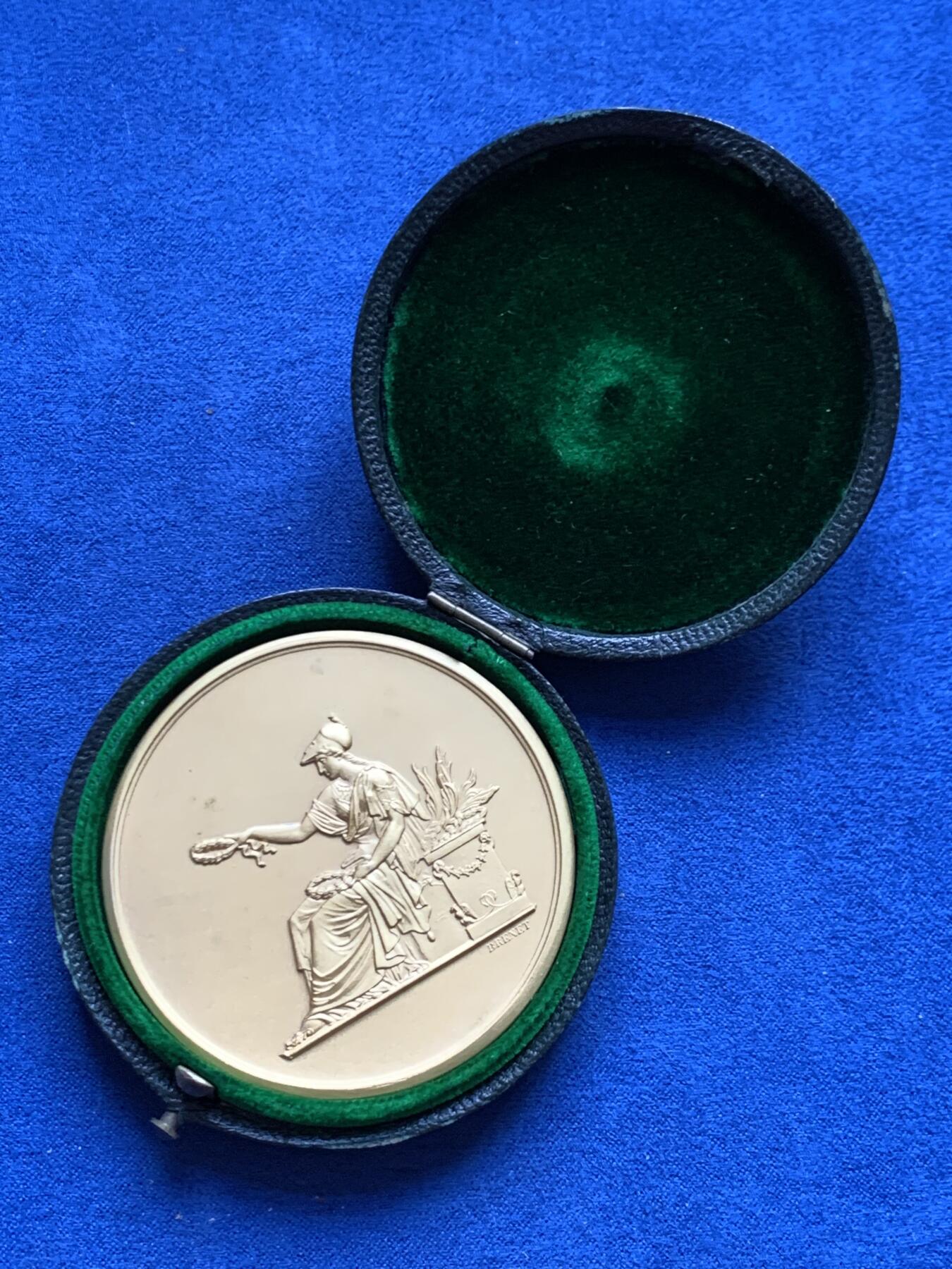 《竞宝斋》第469场 周日，周一 2场连拍 （全场包邮）欢迎送拍 1879年法国科多尔省瑟米尔学院校友协会镀金大银章 91.6克 56.6mm 丰饶角1银标 保存良好