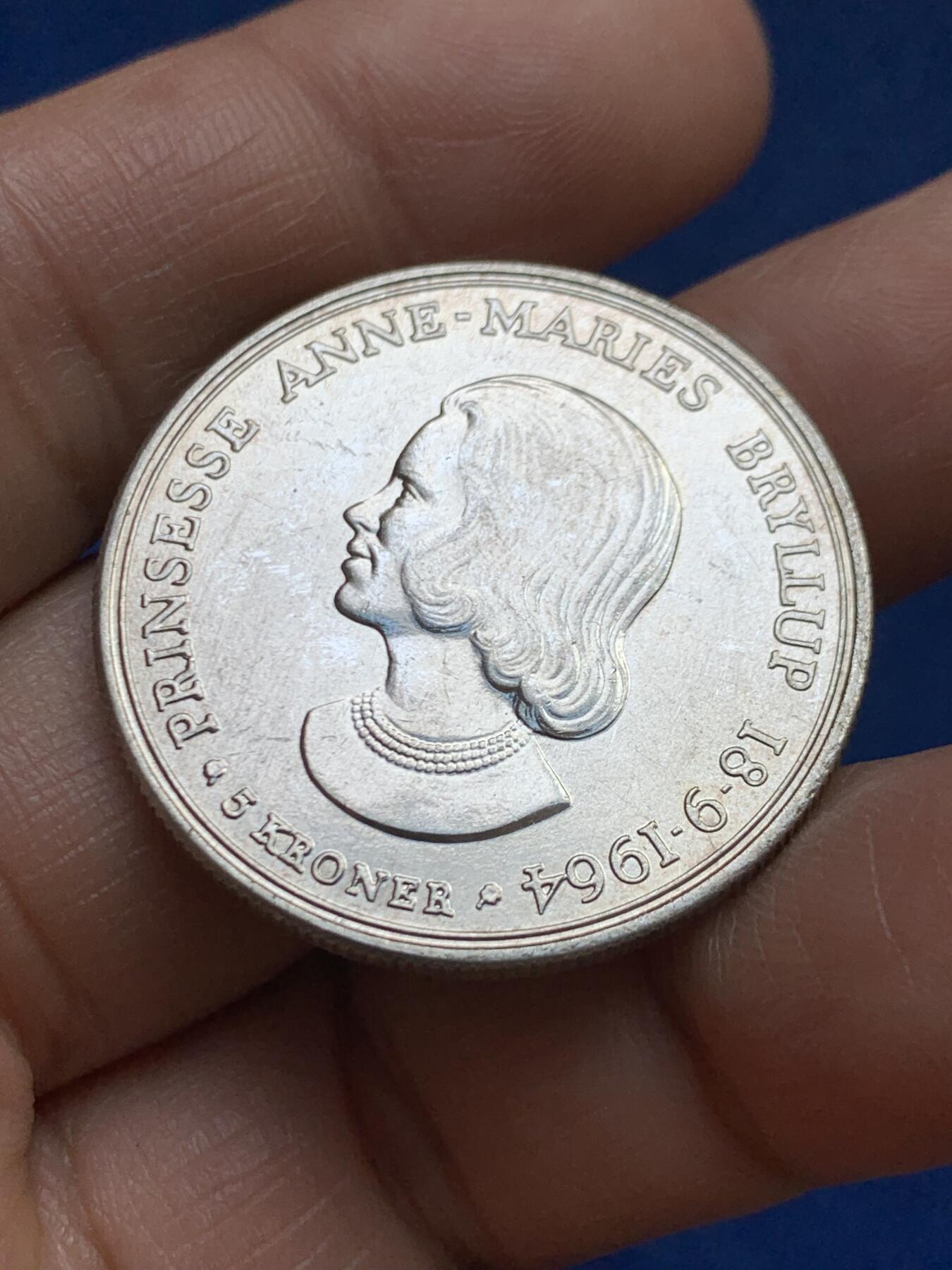 《竞宝斋》第469场 周日，周一 2场连拍 （全场包邮）欢迎送拍 丹麦1964年弗雷德里克九世（安妮·玛丽公主的婚礼）5克朗银币 800银 重约17克