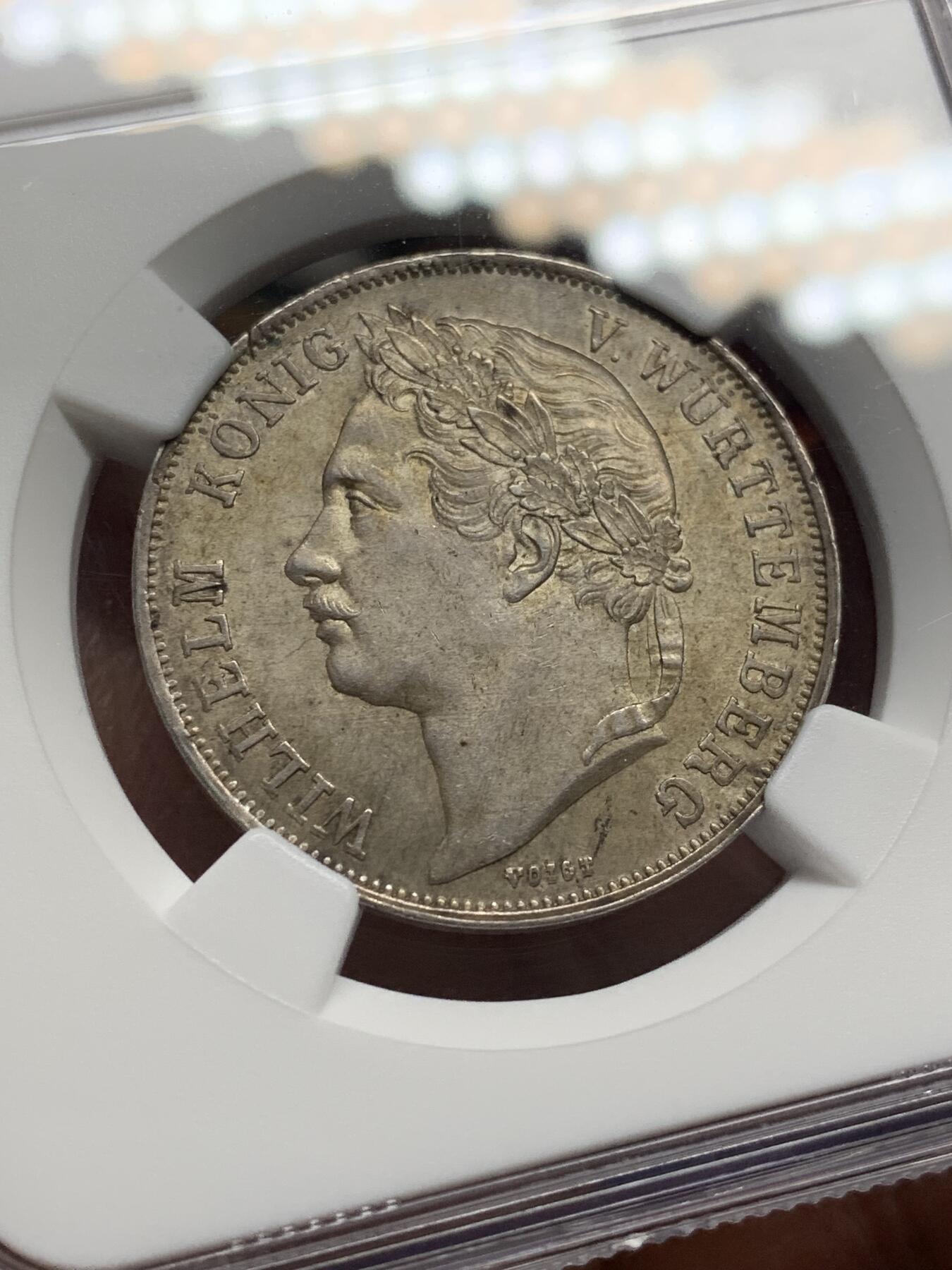 《竞宝斋》第469场 周日，周一 2场连拍 （全场包邮）欢迎送拍 NGC MS64 1841德国符腾堡 威廉一世加冕25周年纪念古尔登（1盾）银币 原味均匀醇厚的锦盒包浆，压不住的光度