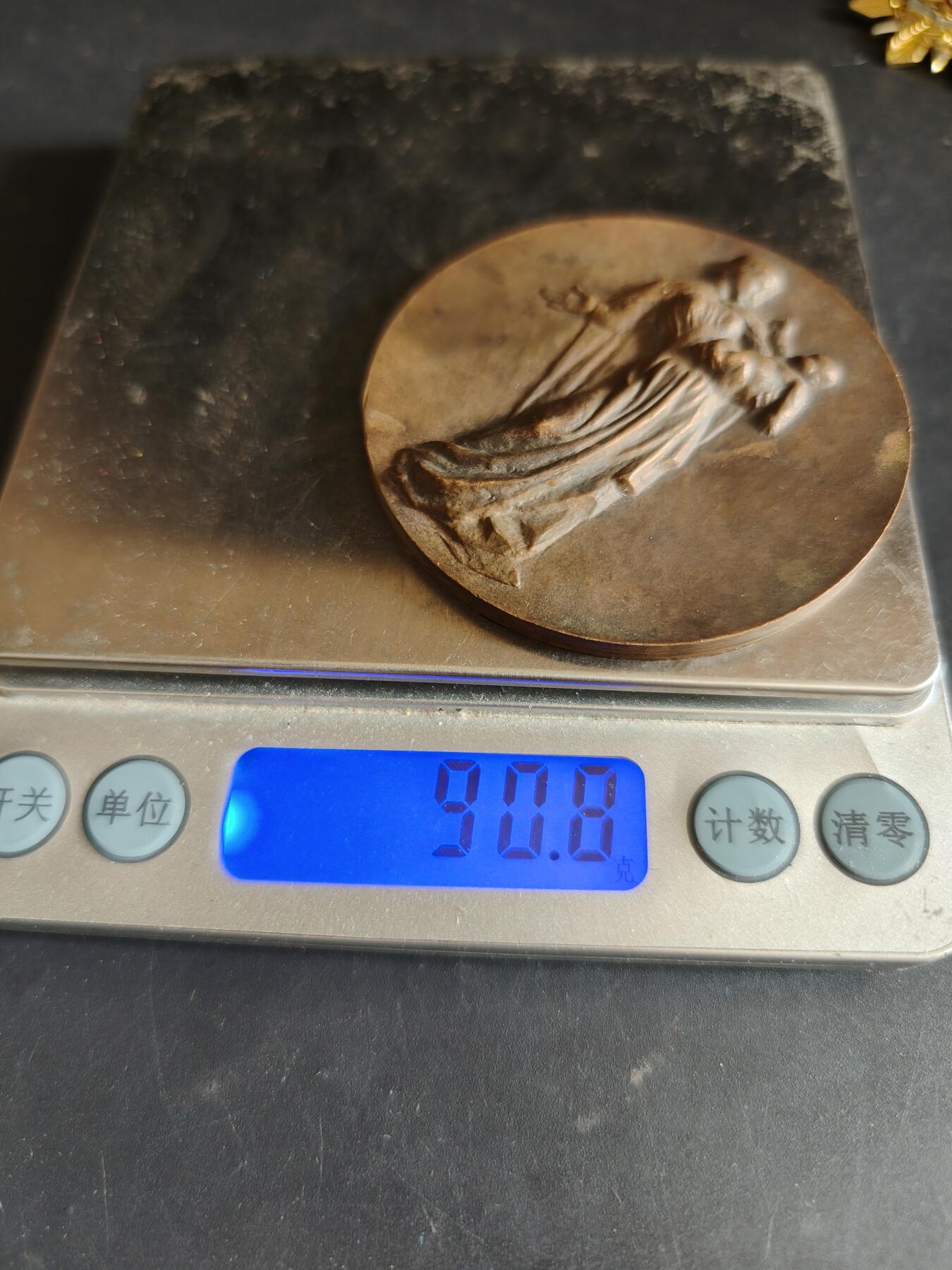 老王徽章第186期 法国母子主题大铜章    高浮雕    大师乔治·杜普雷作品    直径58mm    重量90.8g