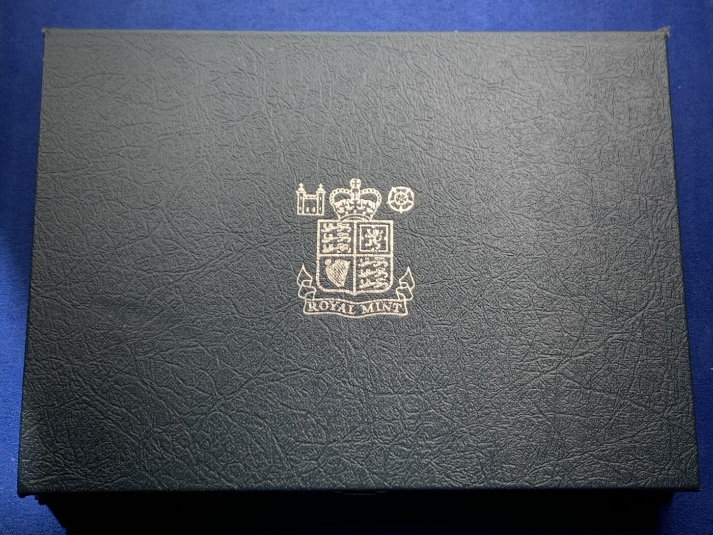 《竞宝斋》第469场 周日，周一 2场连拍 （全场包邮）欢迎送拍 英国1989年精制套币，带2枚2英镑权利法案300周年精制纪念币，9枚币，品相精美，高档盒装