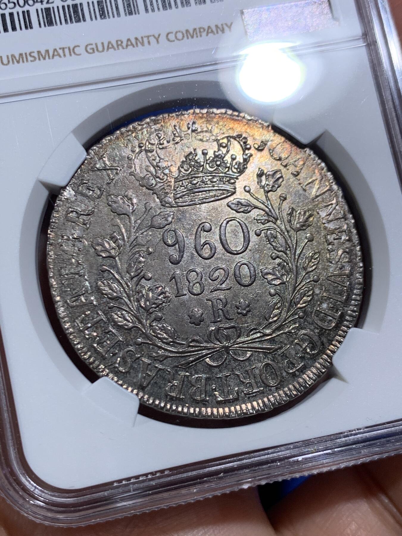 《竞宝斋》第469场 周日，周一 2场连拍 （全场包邮）欢迎送拍 NGC UNC 葡属巴西 1820年 960瑞斯大银币 币面丝滑 淡五彩包浆 严评出分概率高