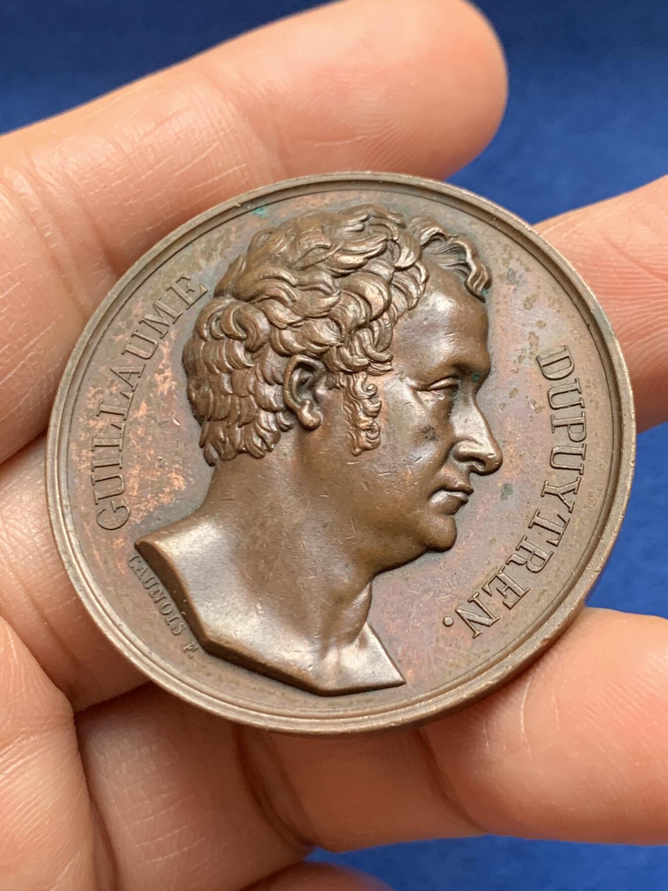 《竞宝斋》第469场 周日，周一 2场连拍 （全场包邮）欢迎送拍 法国著名外科医生、解剖学家纪尧姆·迪皮特朗男爵，19世纪欧洲外科学先驱之一，35.3克，41.7mm，手指铜标。