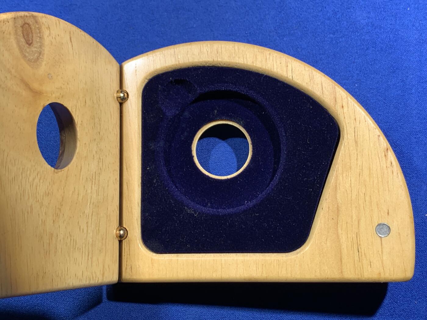 《竞宝斋》第469场 周日，周一 2场连拍 （全场包邮）欢迎送拍 PCGS PR68DCAM 澳大利亚2004年尤里卡堡垒150周年纪念精制银币 带金沙 999银 28.349克 铸造量11138枚 由珀斯造币厂发行 加厚盒 带木盒 细节见图