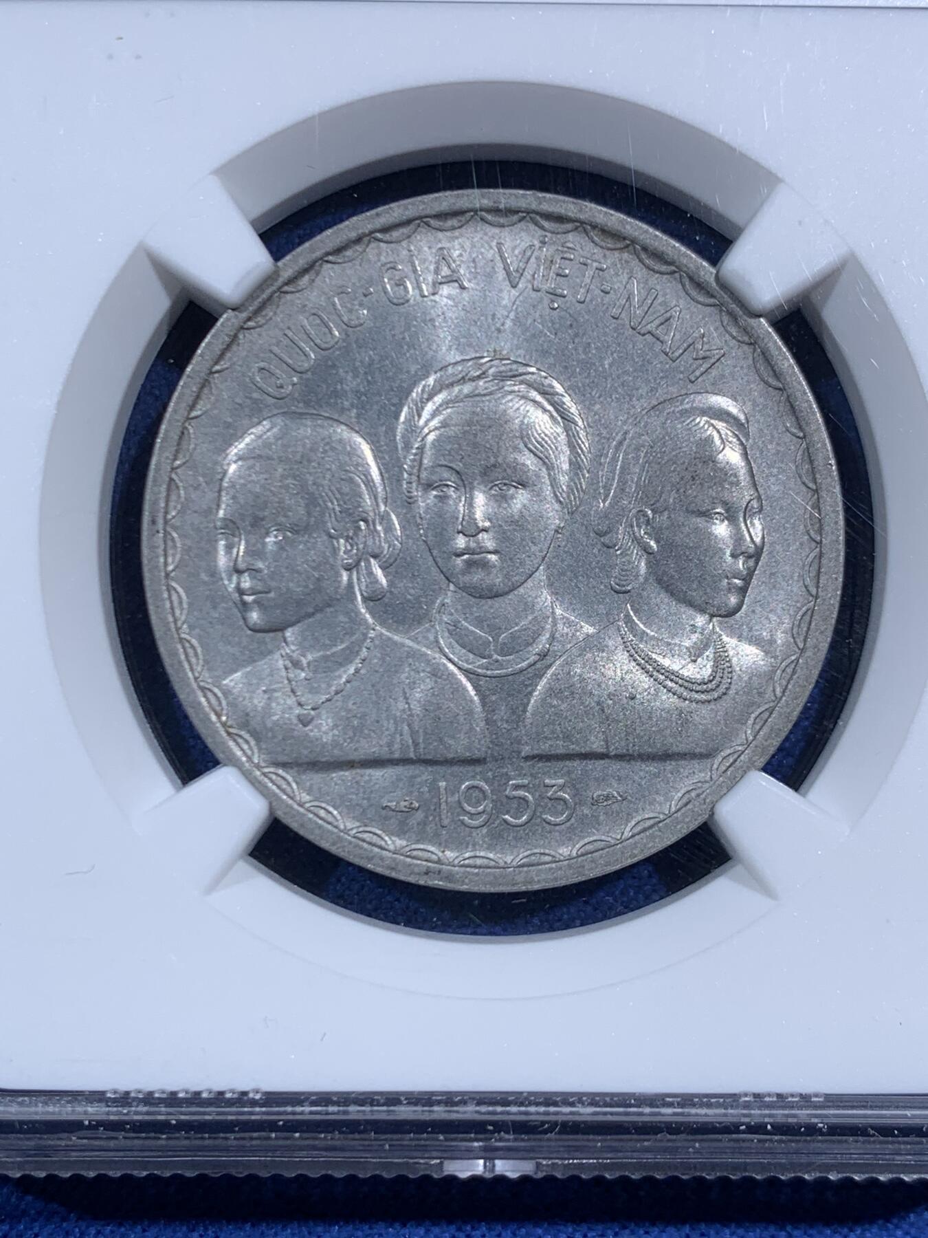 《竞宝斋》第469场 周日，周一 2场连拍 （全场包邮）欢迎送拍 NGC MS62 南越1953年三女神50苏铝币