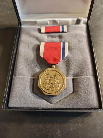 老王徽章第186期 - 美国海岸警备队勇气奖章 原盒带略和珐琅略 少见全套