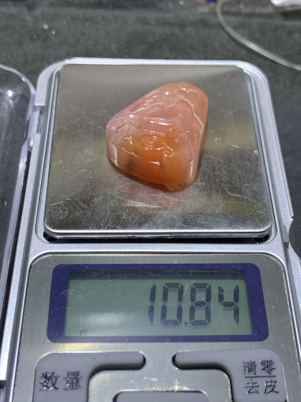 川料红白千层纹南红玛瑙雕刻雄鸡吊坠一个